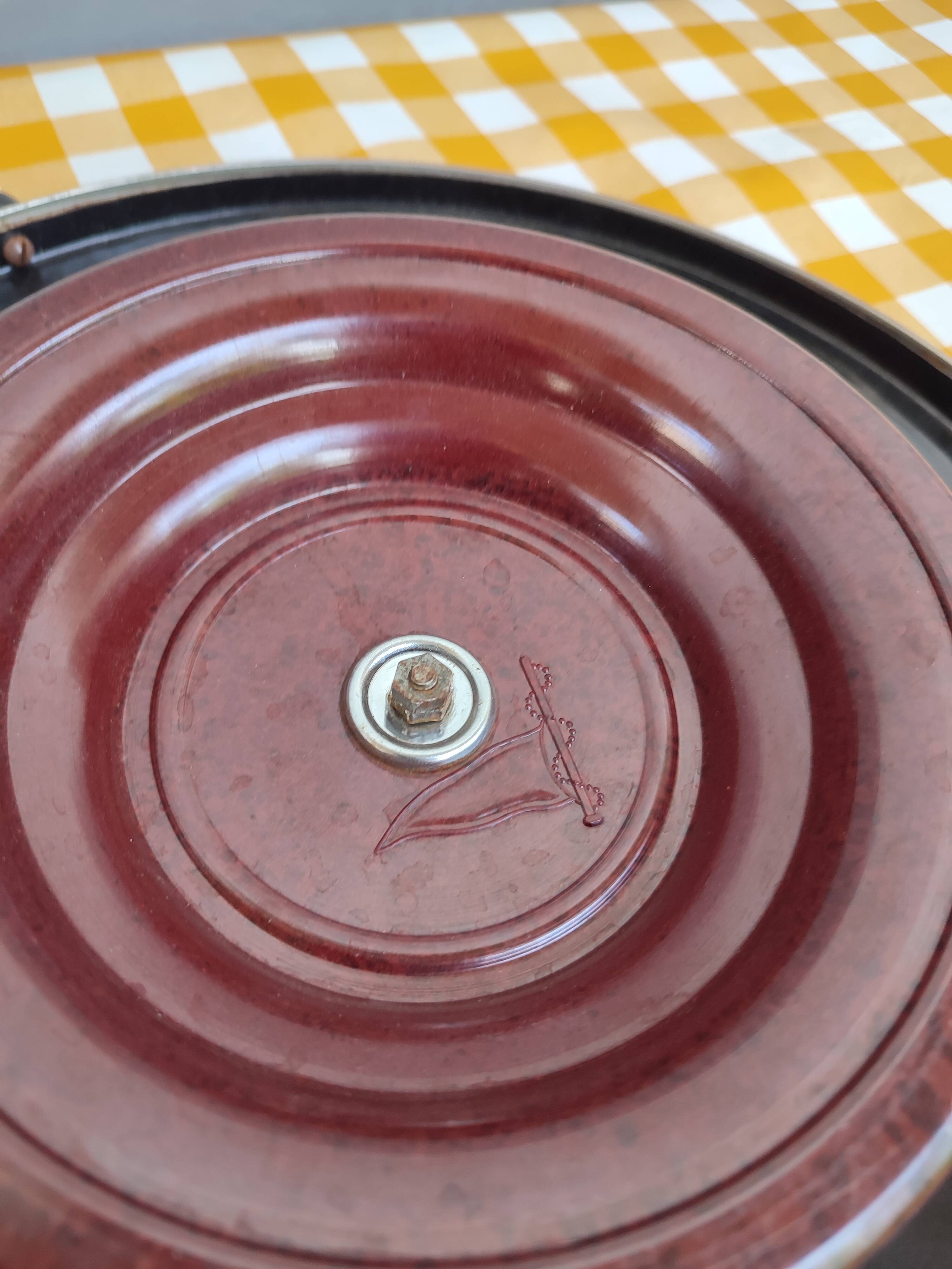 Turntable with earthenware pastry and bakelite floral decoration