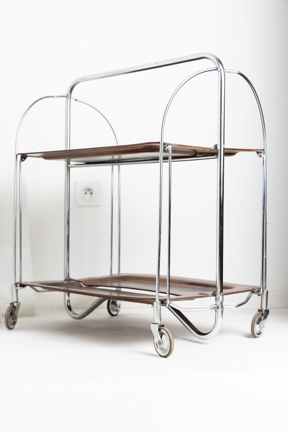 Foldable service on vintage wheels