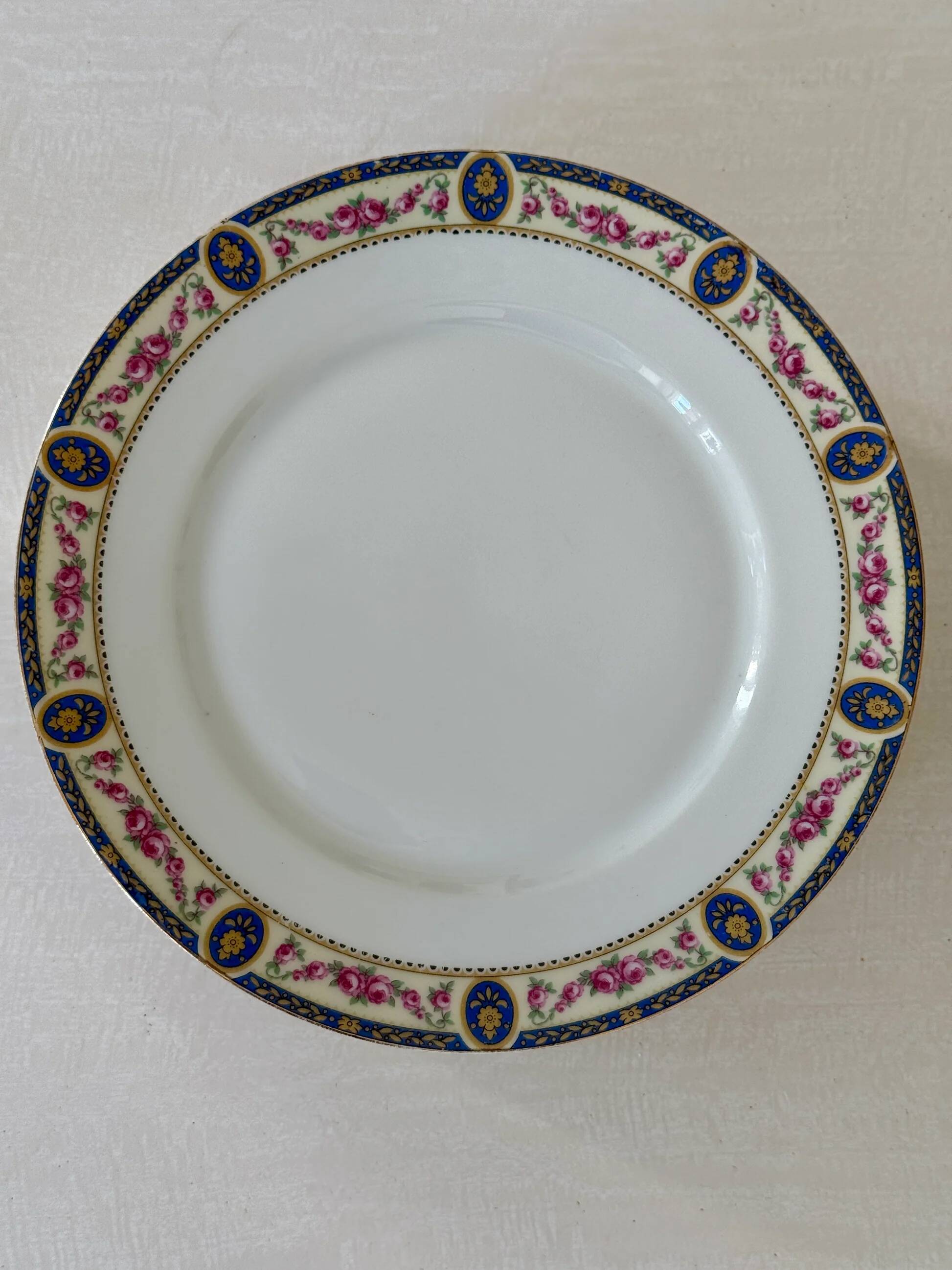 Set of 7 flat plates in Limoges porcelain