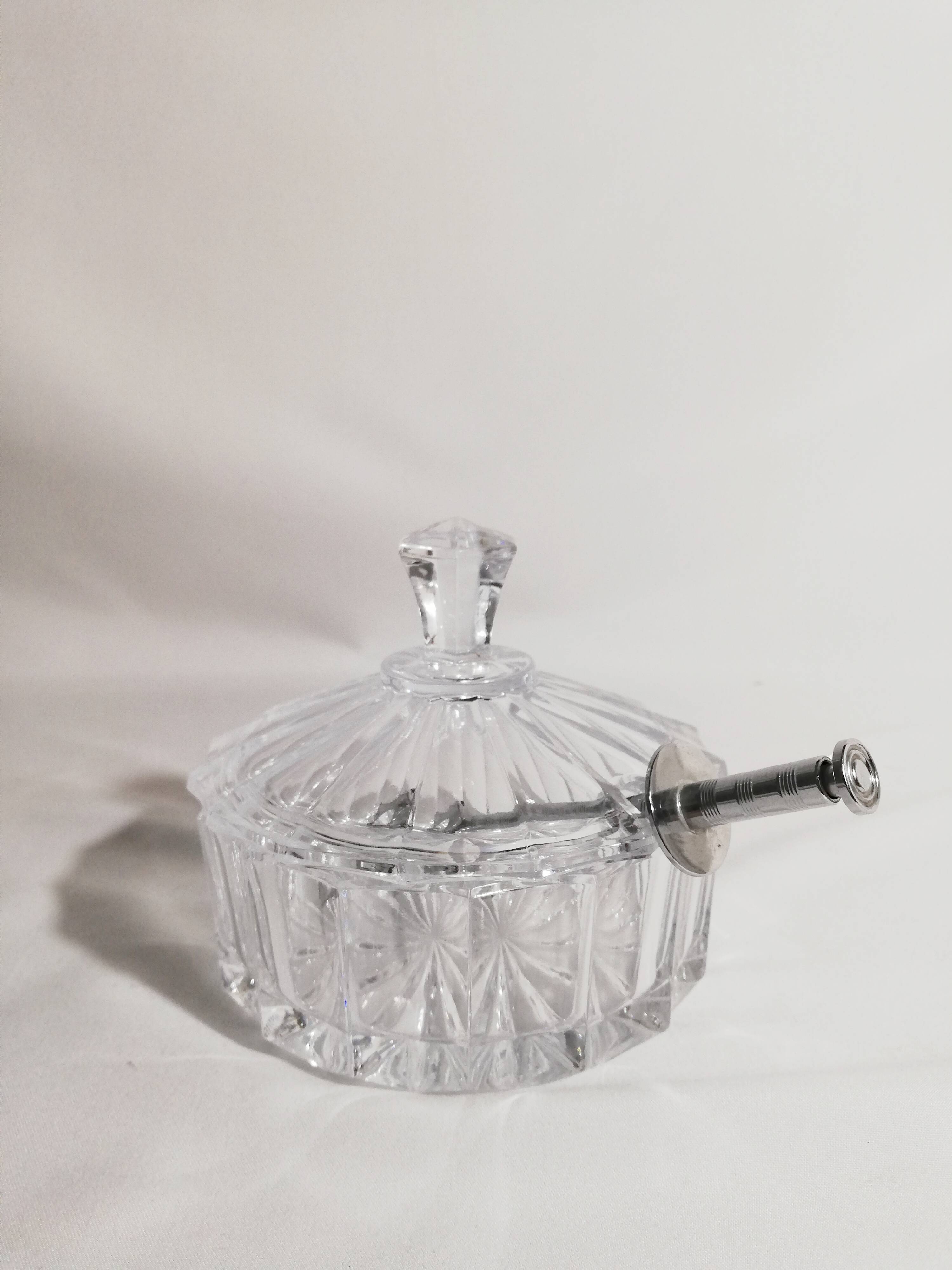 Crystal sugar - its serving clamp
