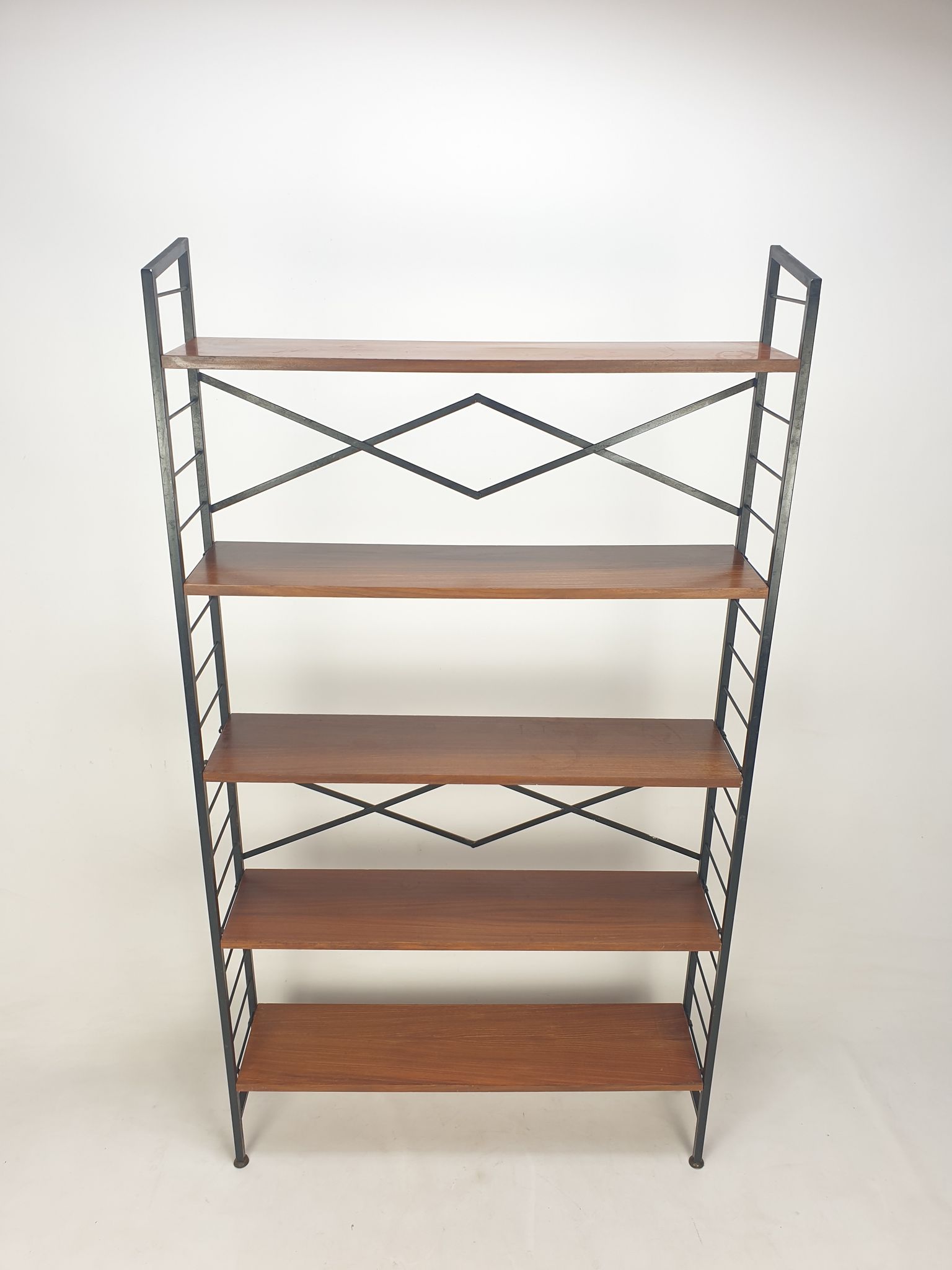 Italian free standing teak shelving unit, 1950