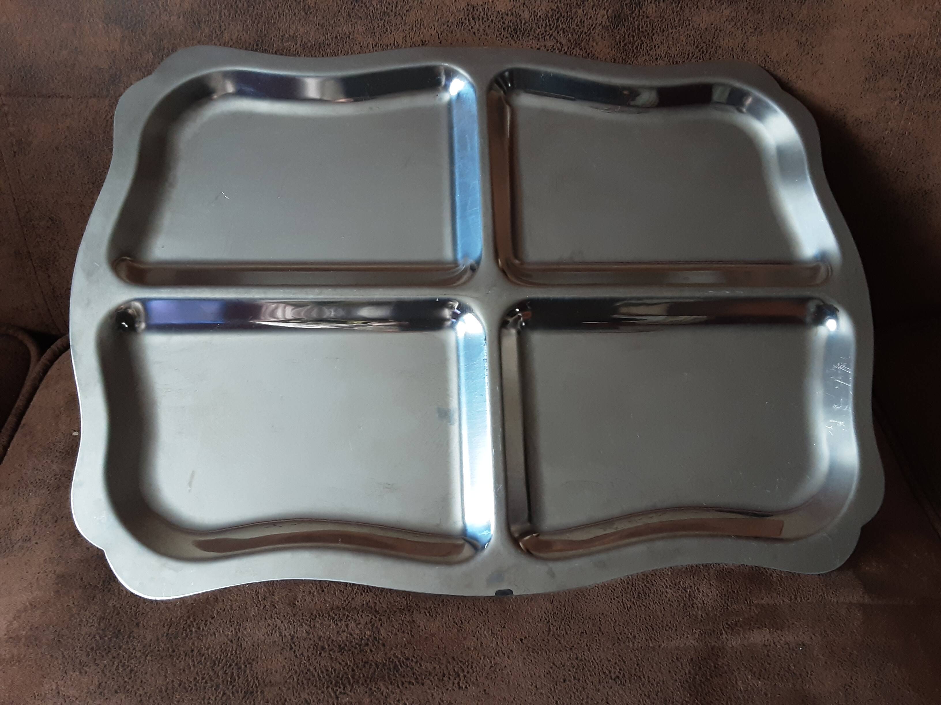 Metal compartments plateau