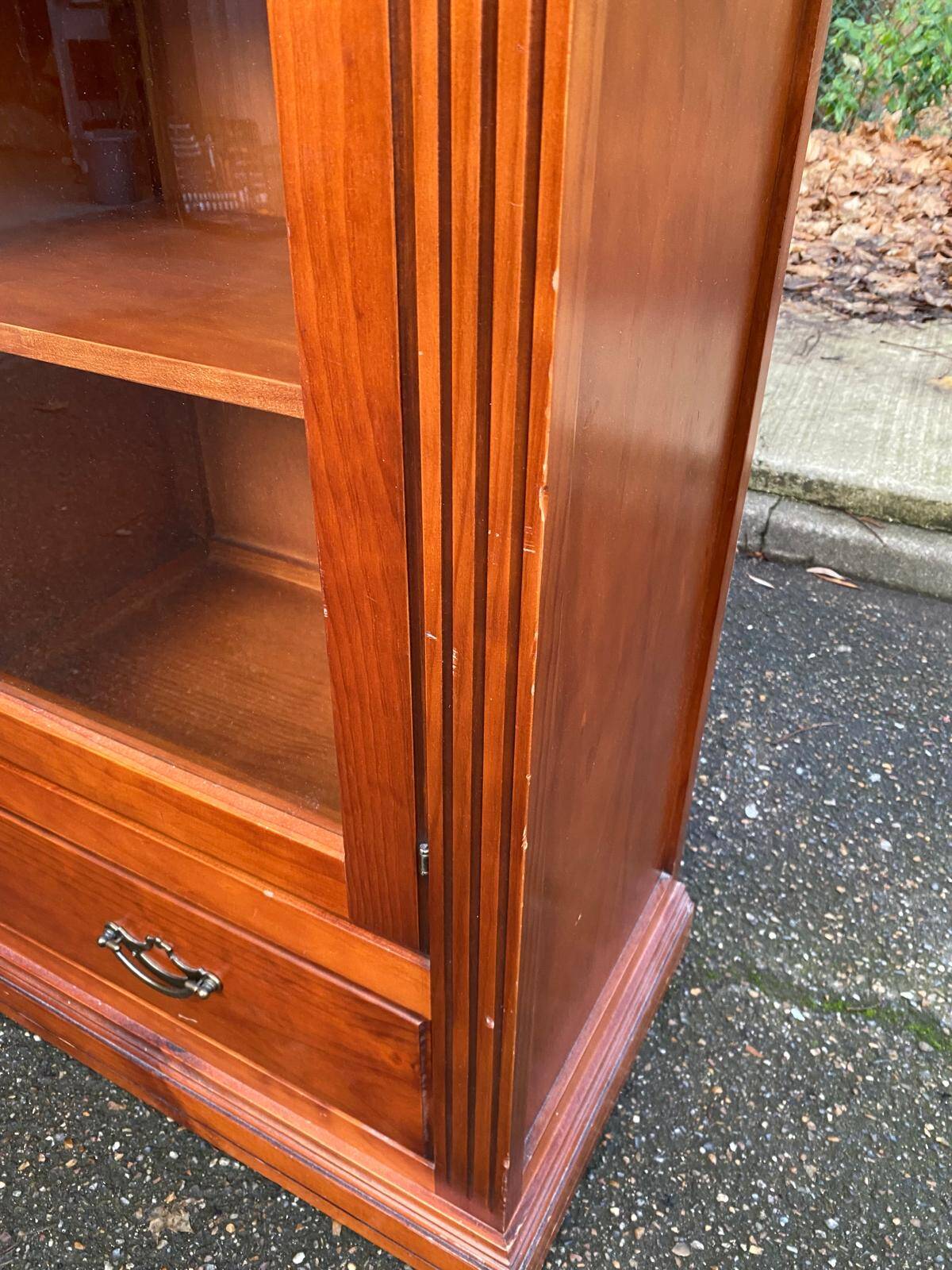 Vitrine Louis XVI en bois massif du 20ème