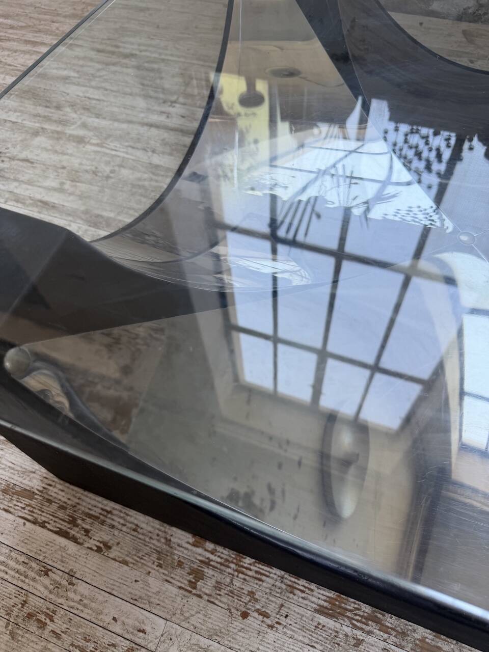 Table basse socle moulé et chrome, années 70