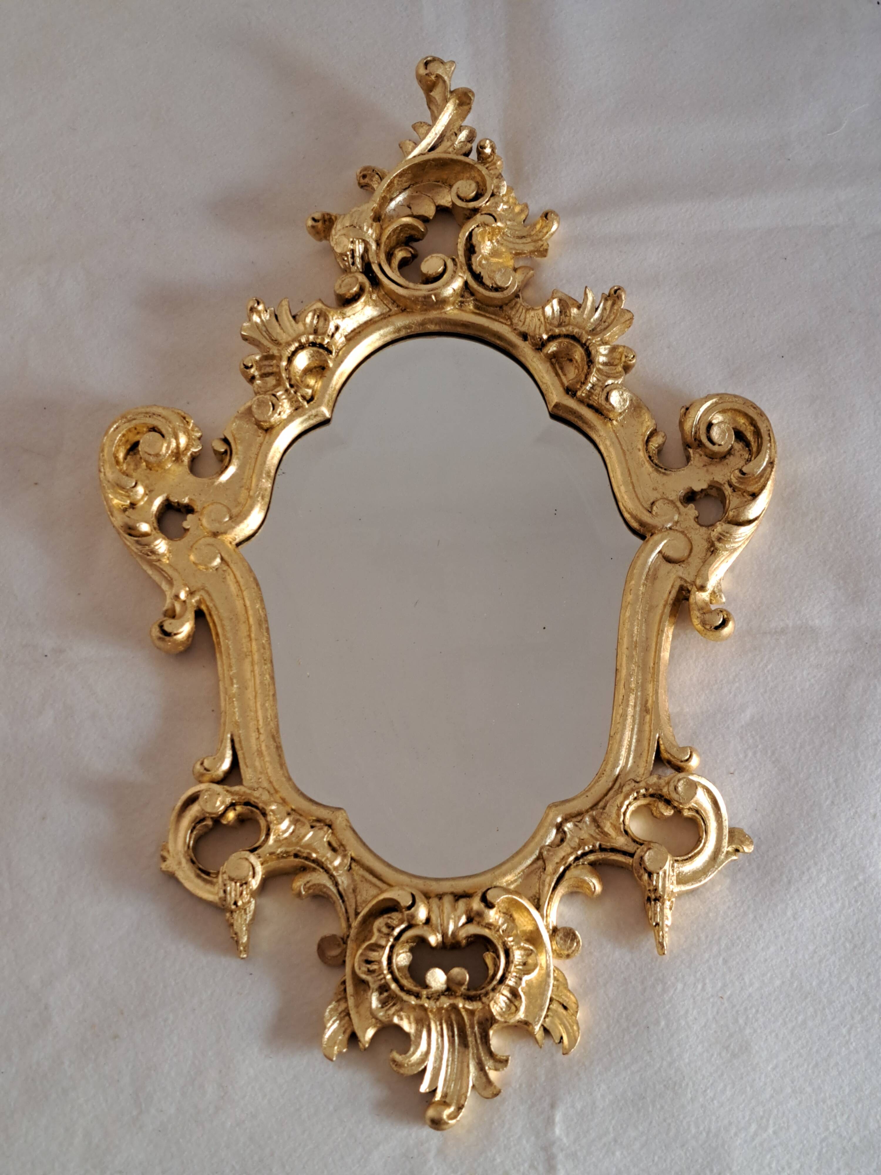 Miroir en bois et doré à la feuille doré
