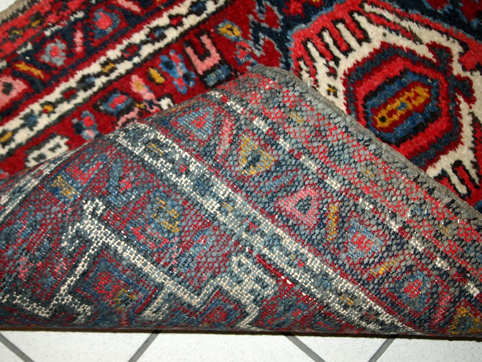 Tapis Antique Karajeh en Laine, Années 1920, Élégance et Tradition