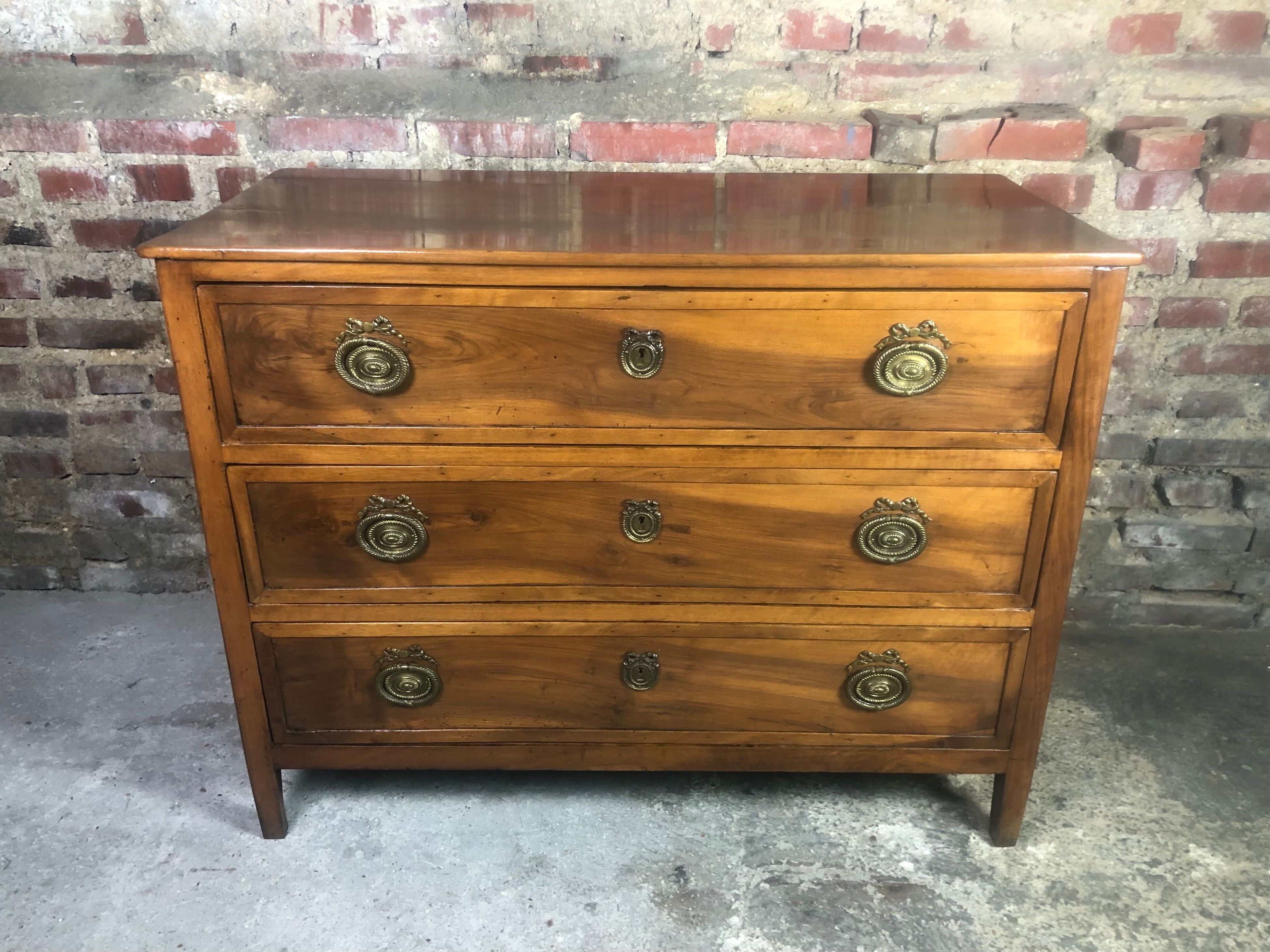 Commode époque Louis Philippe en noyer 3 tiroirs