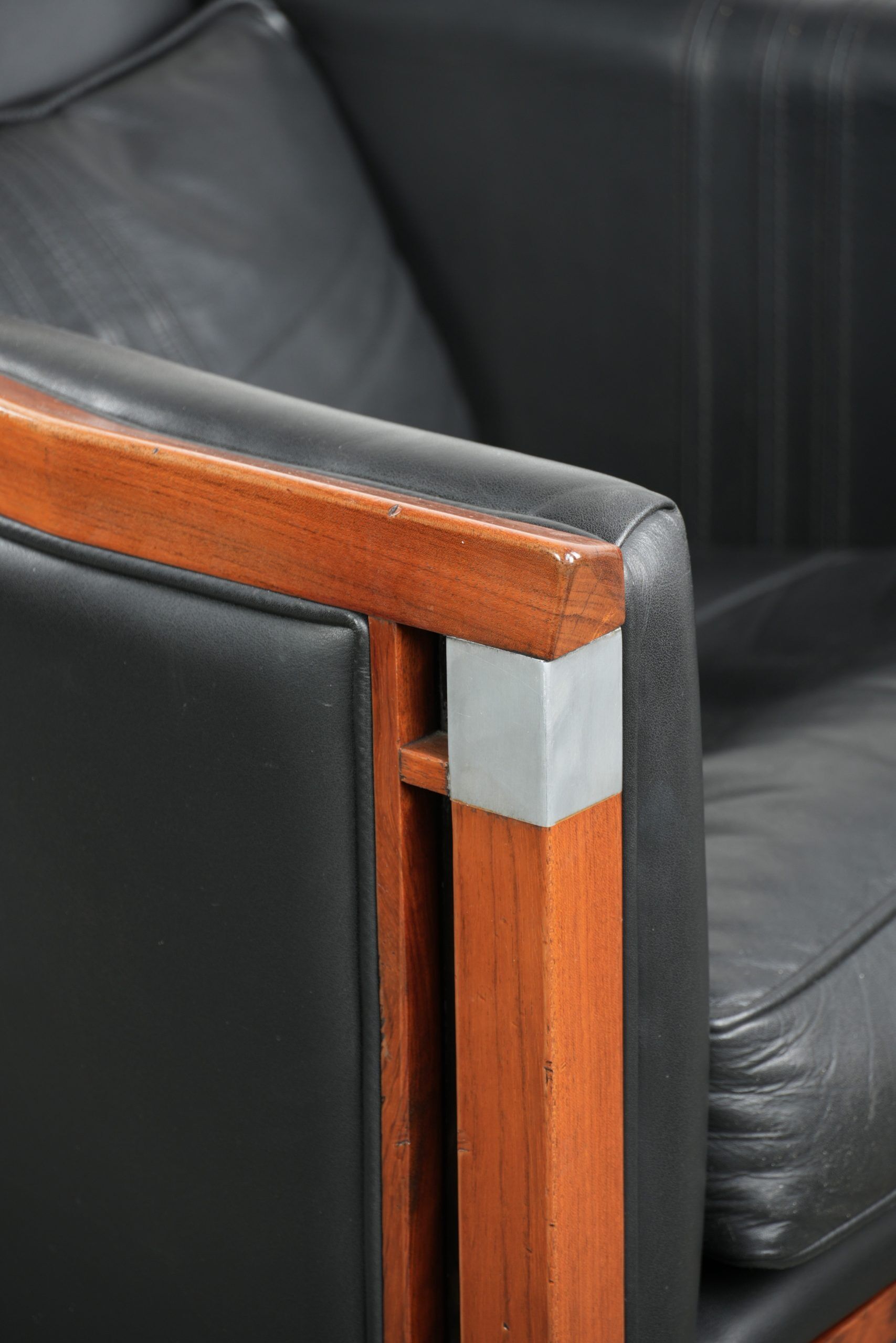 Fauteuil en cuir noir de style Art Déco en bon état.
