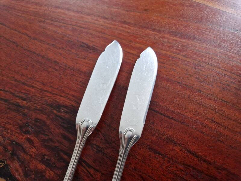 Christofle - Set of 2 fish knives, Rubans croisés model, in silver-plated metal