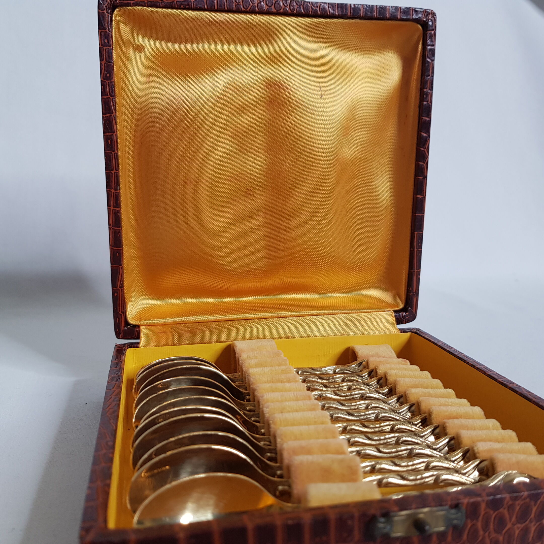 Set of 12 mocha spoons in golden metal with vegetable décor and coffee bean