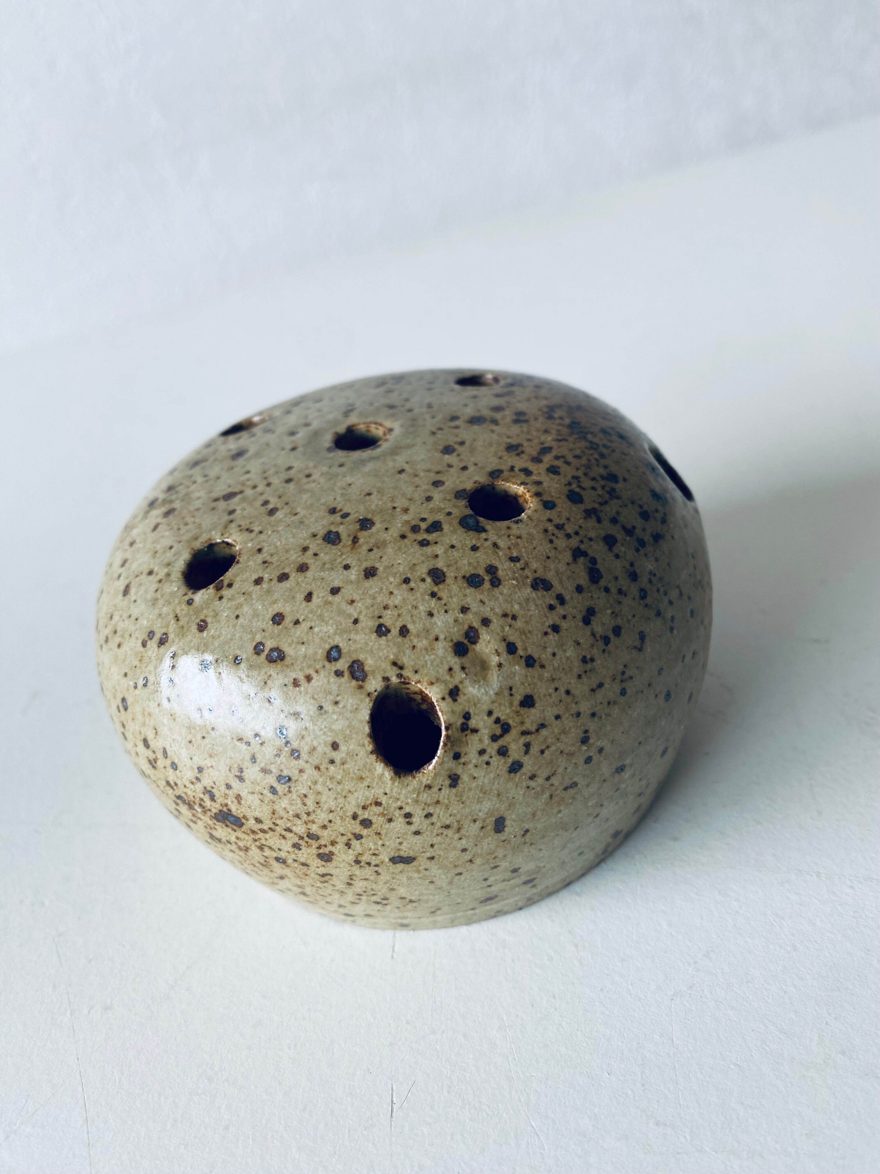 Vase pique flowers in sandstone