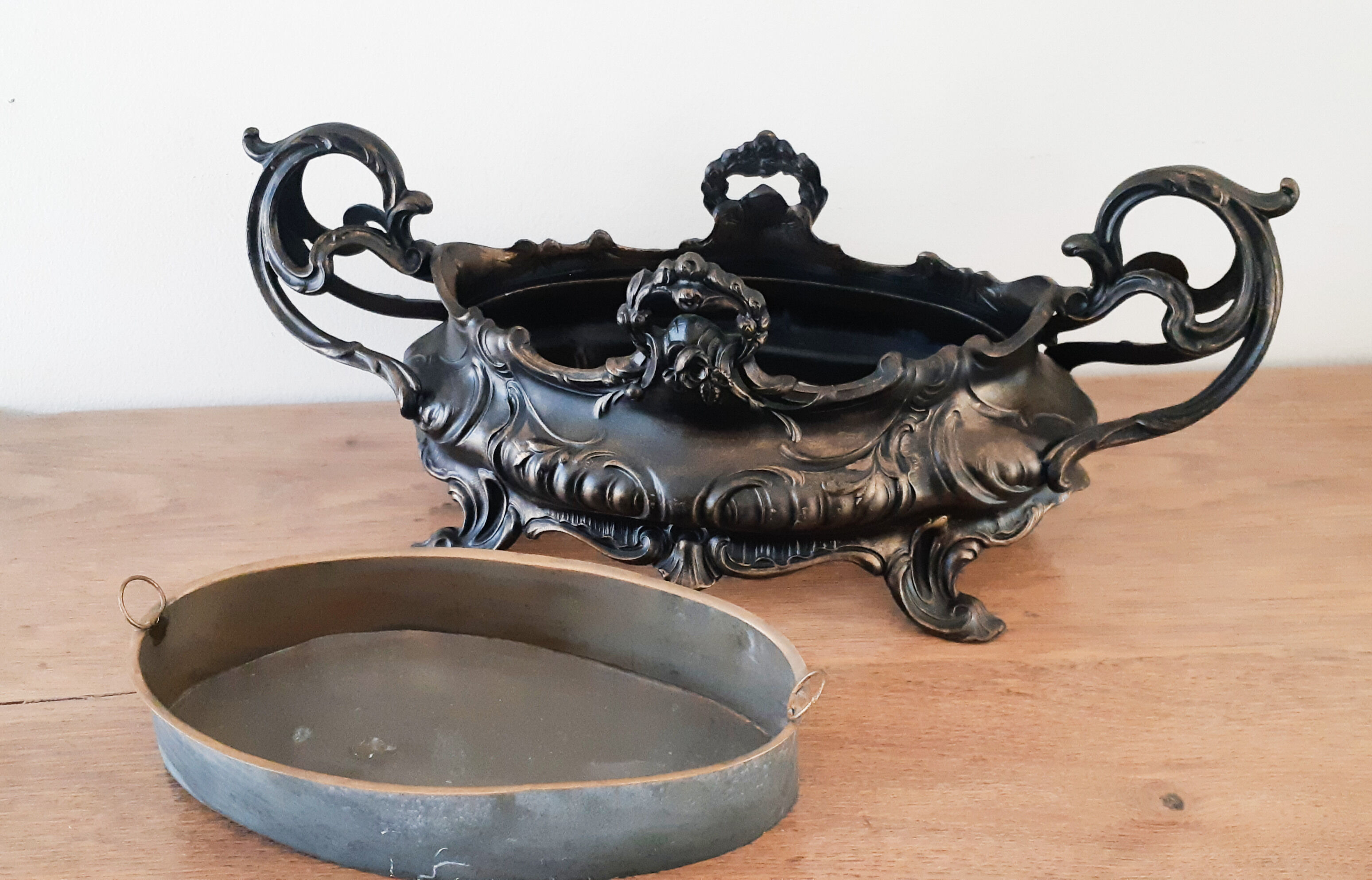 Restyled regulated planter