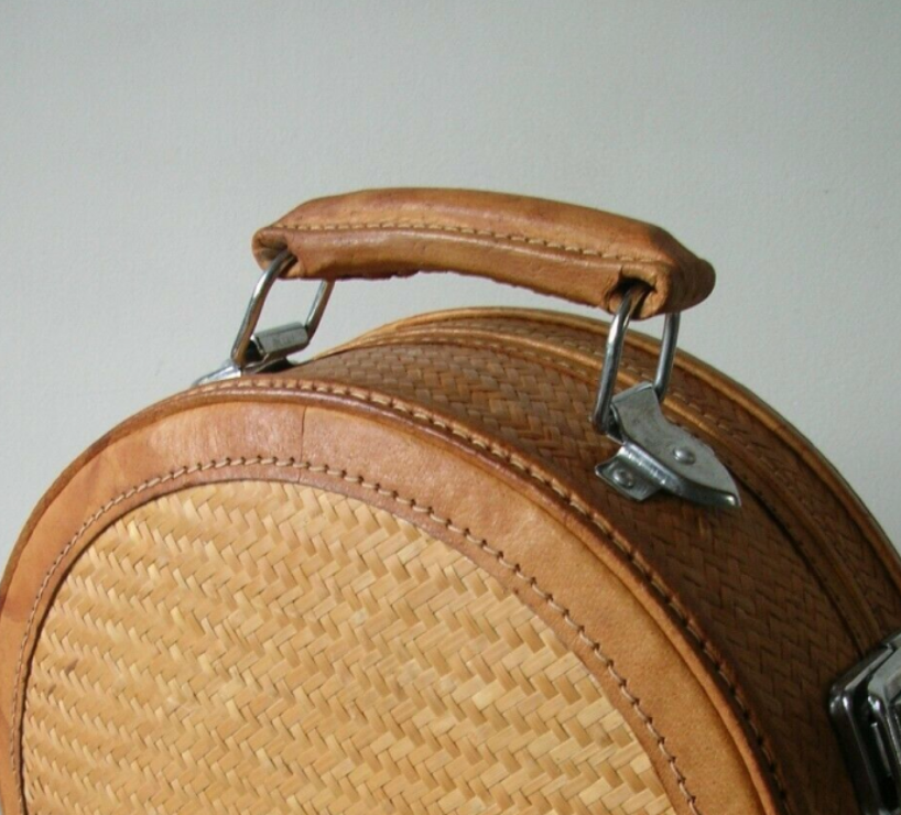 Round woven wicker and leather case
