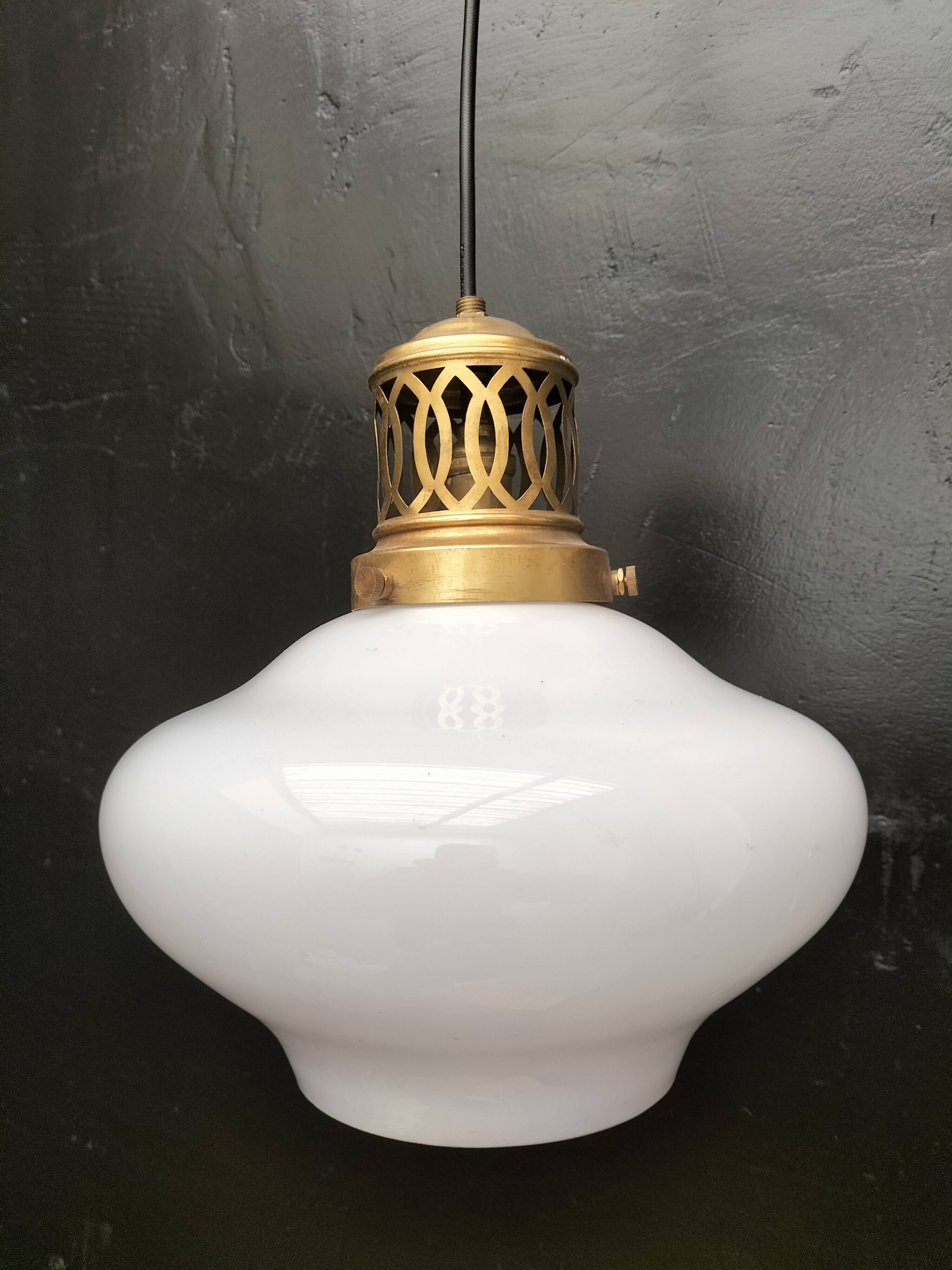 White opaline suspension