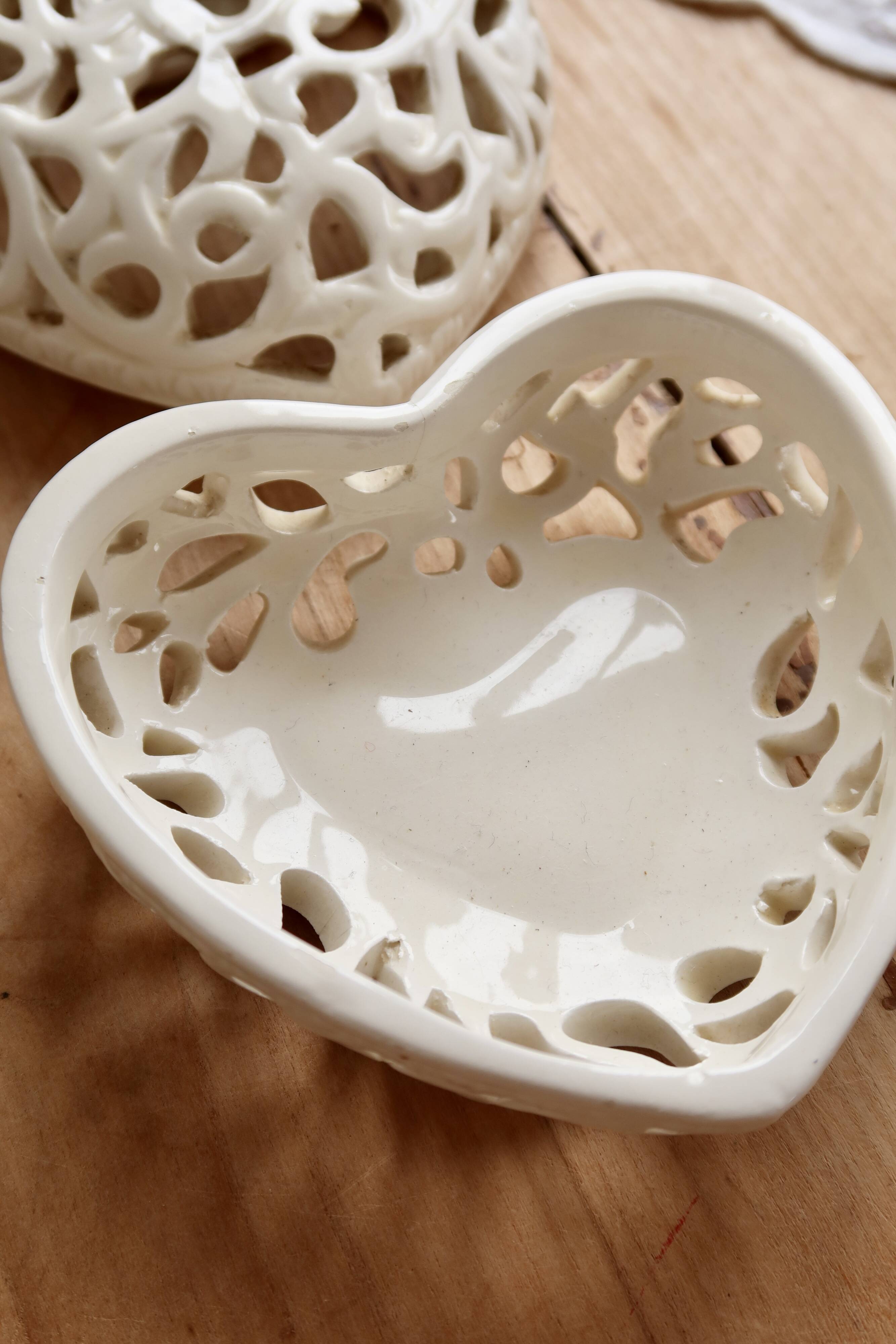 Openwork heart-shaped box in ivory earthenware – Vintage sweet jar