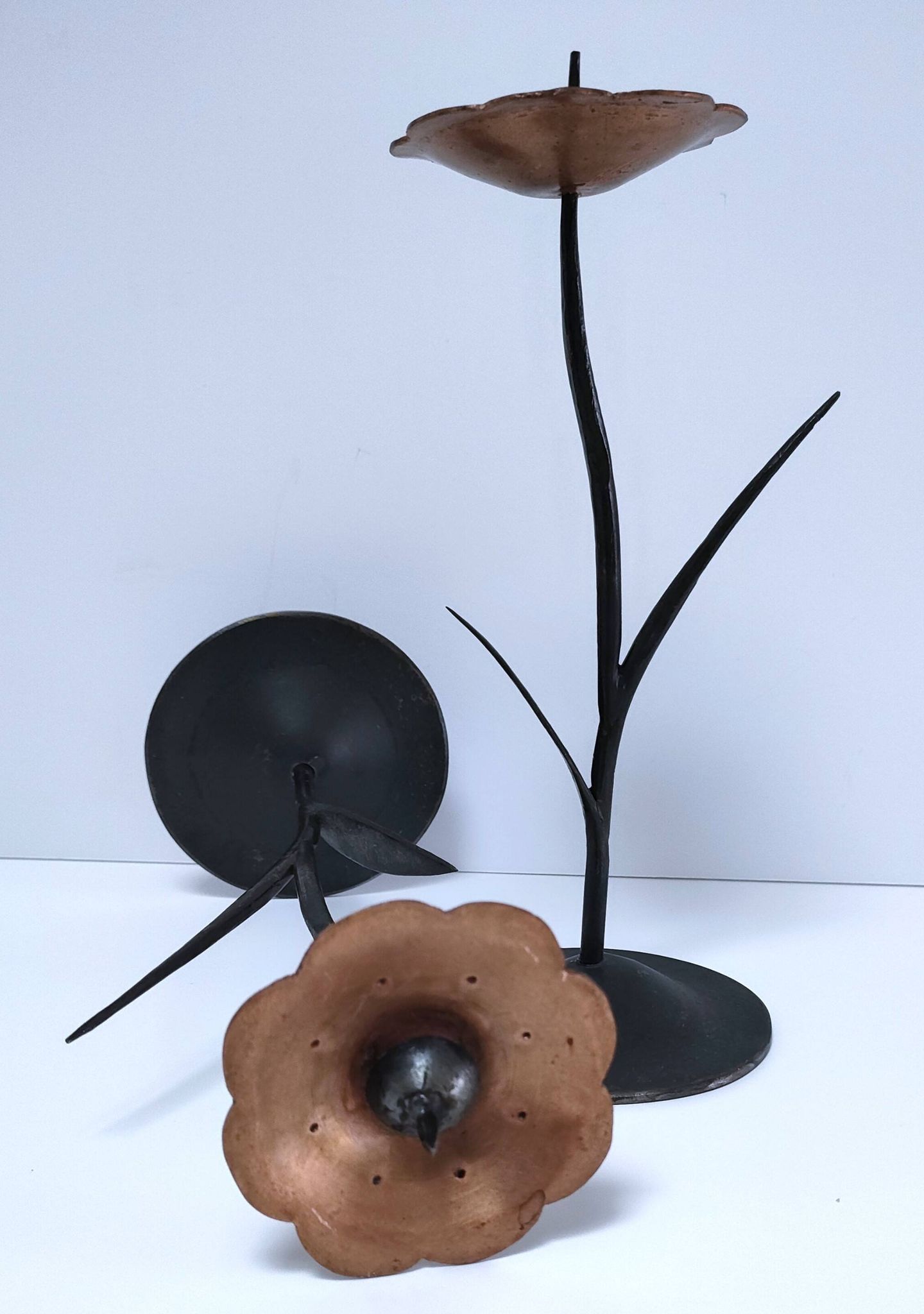 Paire de bougeoirs forme fleurs métal noir et cuivre