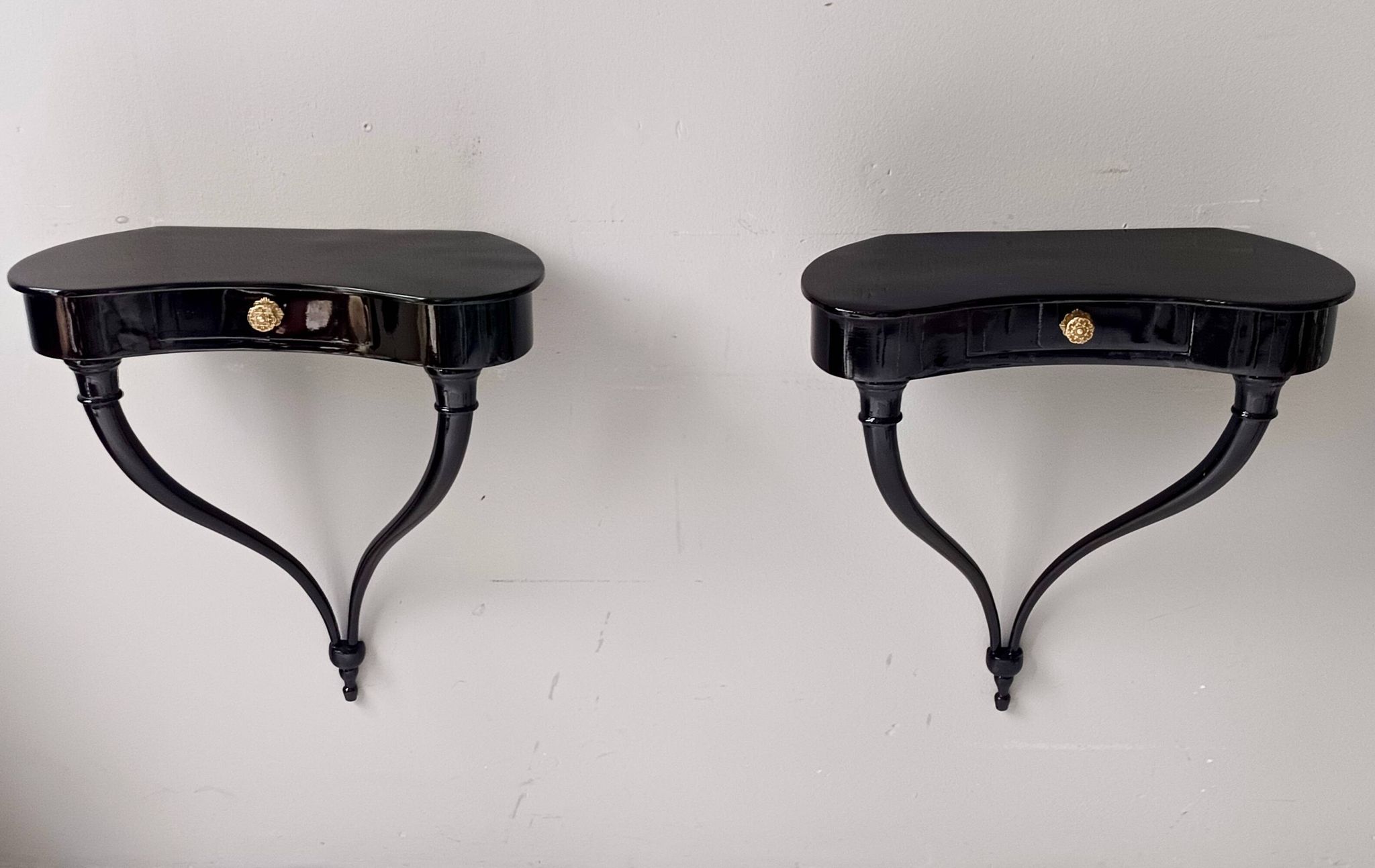 Paire de consoles murales, chevets en hêtre noir attribuées à Ulrich