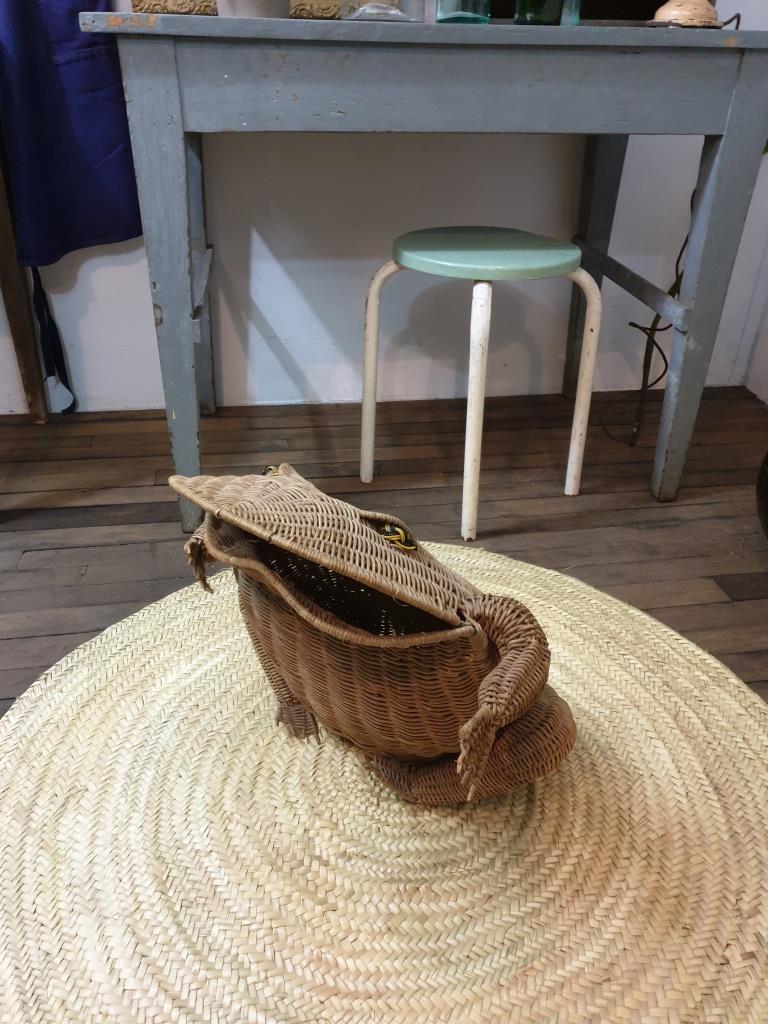 Frog magazine door rattan