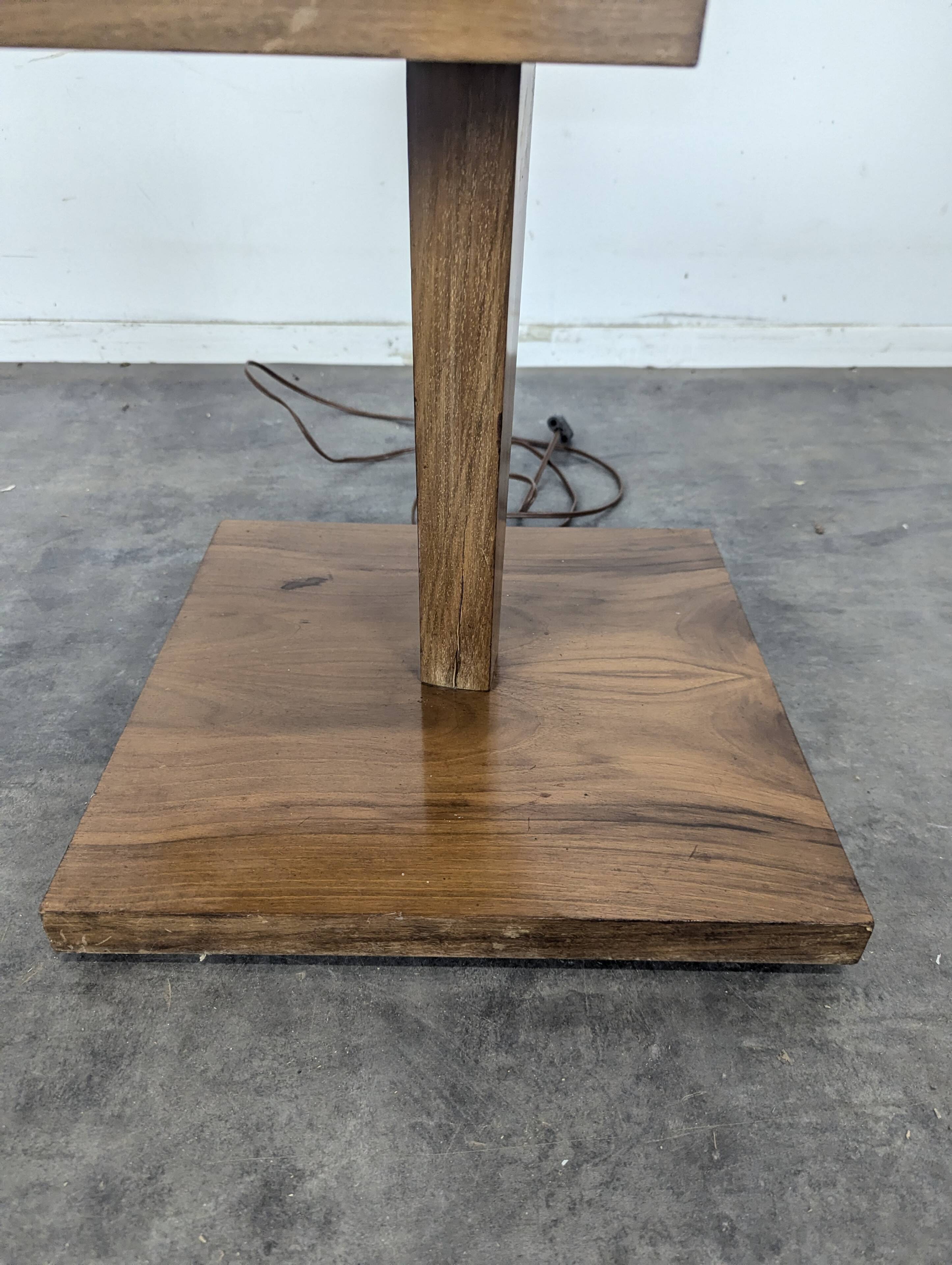 Lampadaire à tablettes moderniste en bois années 50
