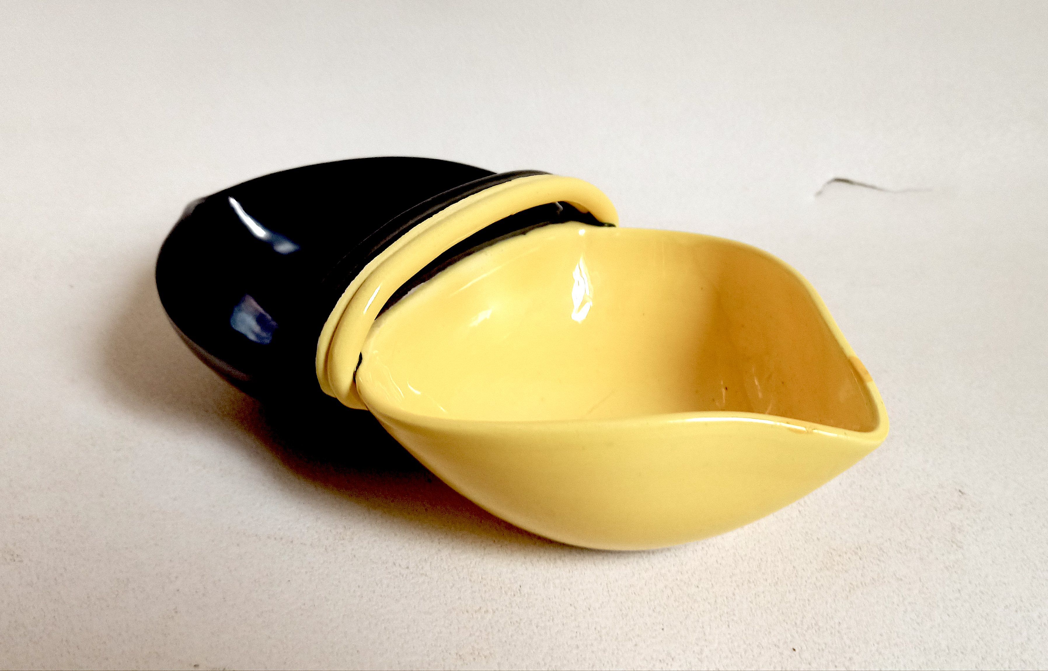 Double two-tone ramekins black yellow 50s