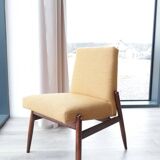 Fauteuil lounge vintage jaune avec accoudoirs en tissu bouclé, bois de noyer, style scandinave