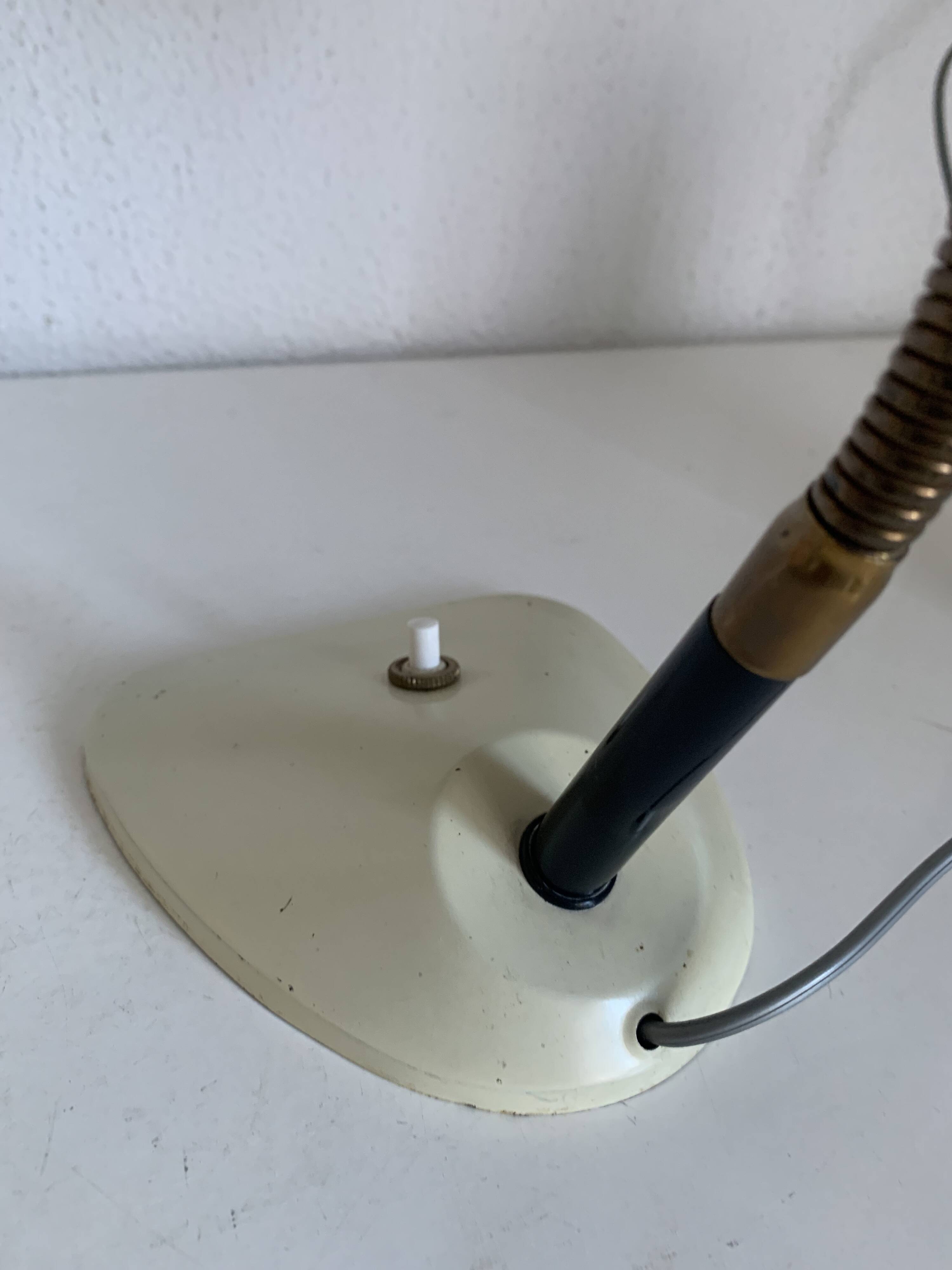 Lampe de bureau en métal laqué écru et doré, 1950