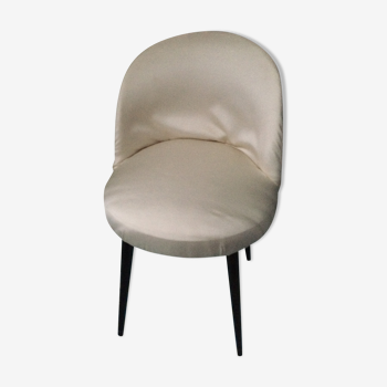 Fauteuil pieds compas habillé de satin blanc vintage 1950