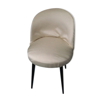 Fauteuil pieds compas habillé de satin blanc vintage 1950