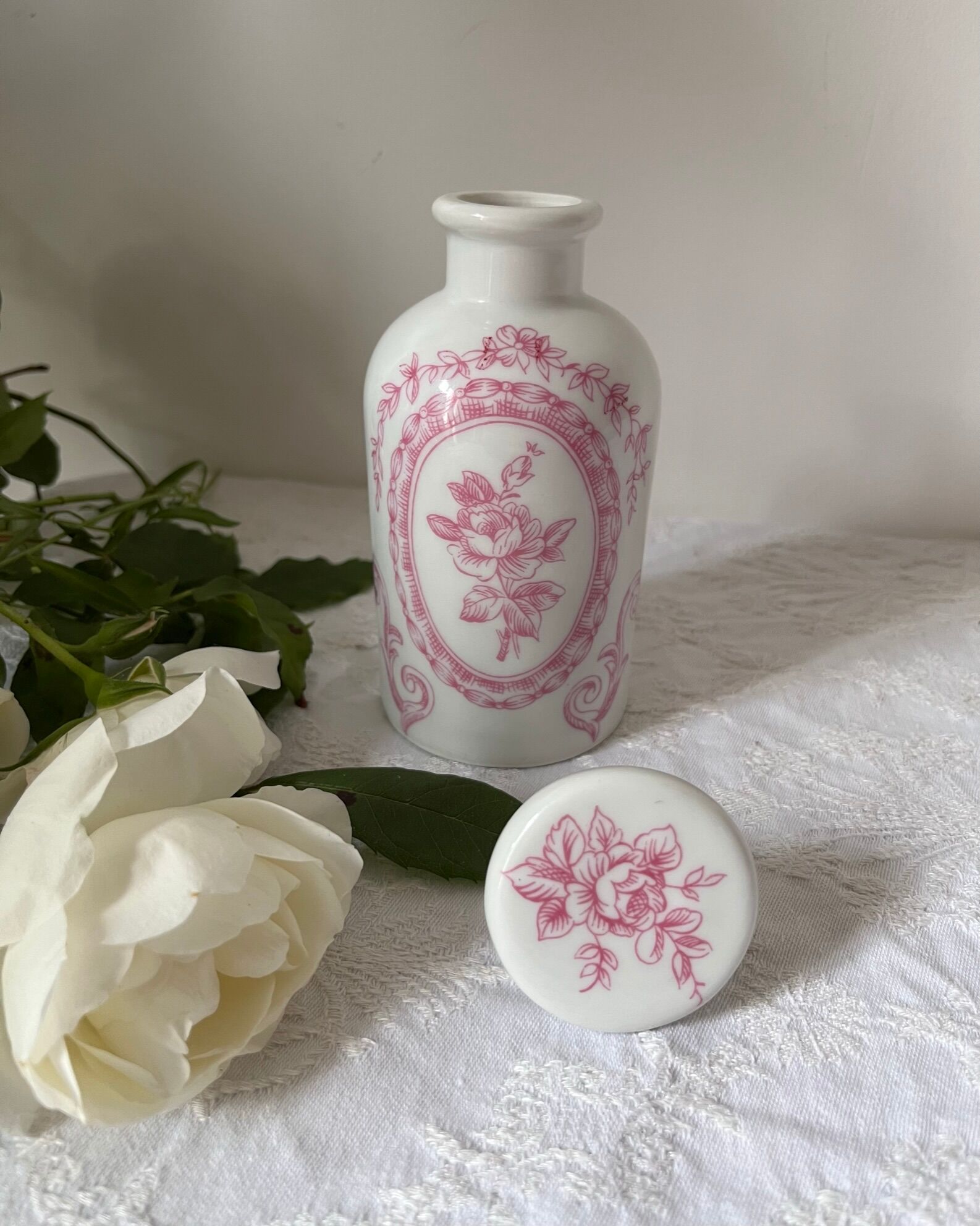 Pharmacy pot - bathroom pot in paris porcelain, decoration of roses