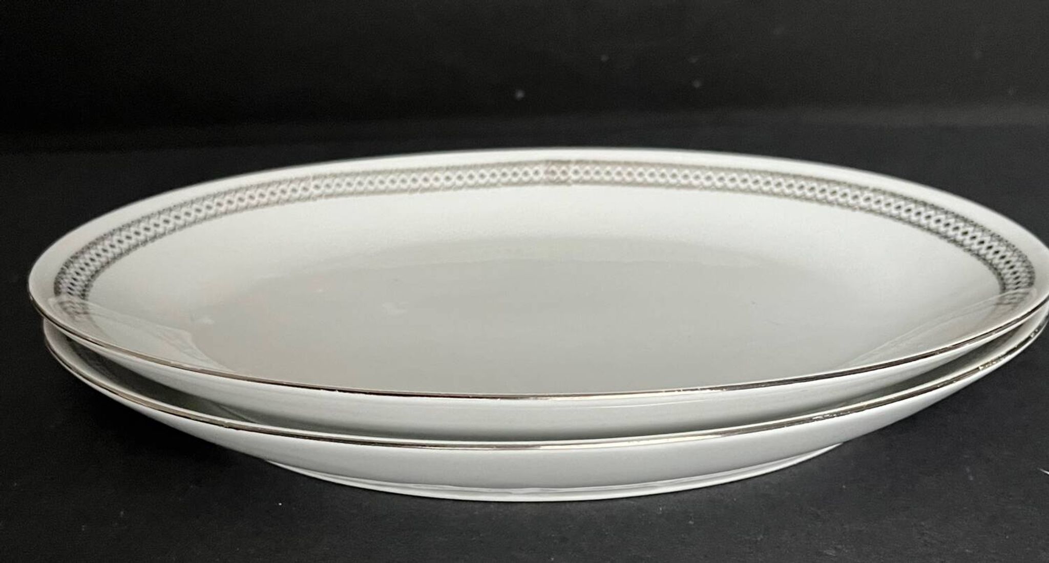 2 plats ovales en porcelaine