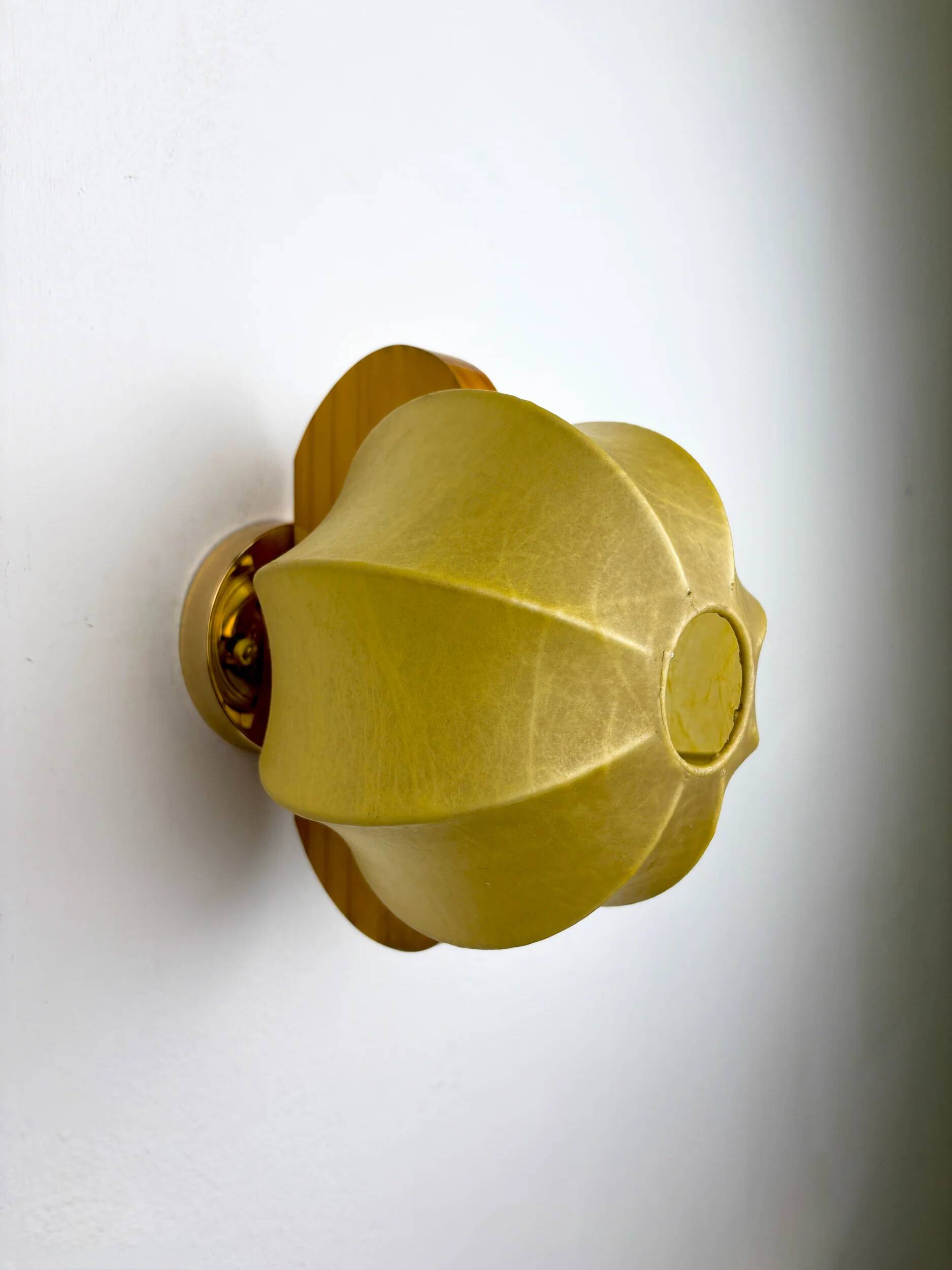 Italian "Cocoon" wall light, resin and pine wood, 1970