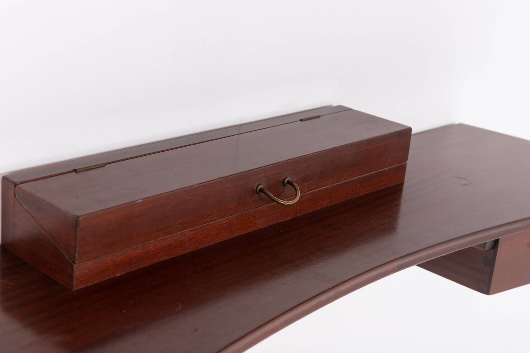 Étagère-console murale danoise moderne du milieu du siècle par Frode Holm pour Illums Bolig