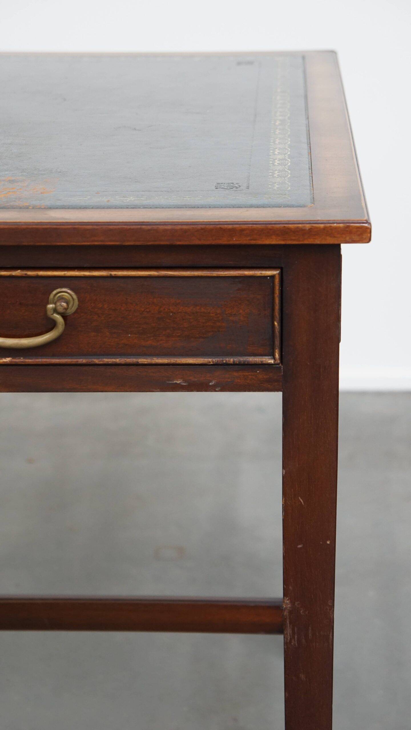 Bureau et chaise de bureau Chesterfield en cuir de vachette bleu