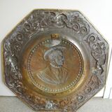Plat offrandes laiton repoussé françois ier