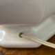 Pied de lampe en faïence blanche et décor floral coloré
