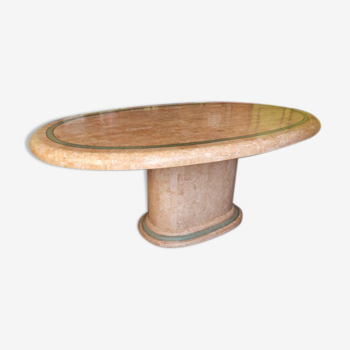 Table ovoide en travertin rose et vert vers 1975