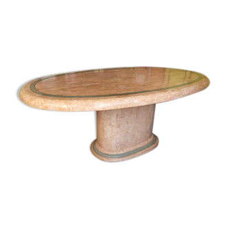 Table ovoide en travertin rose et vert vers 1975