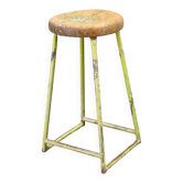 Tabouret industriel tchèque des années 1940 avec assise en pin et patine verte