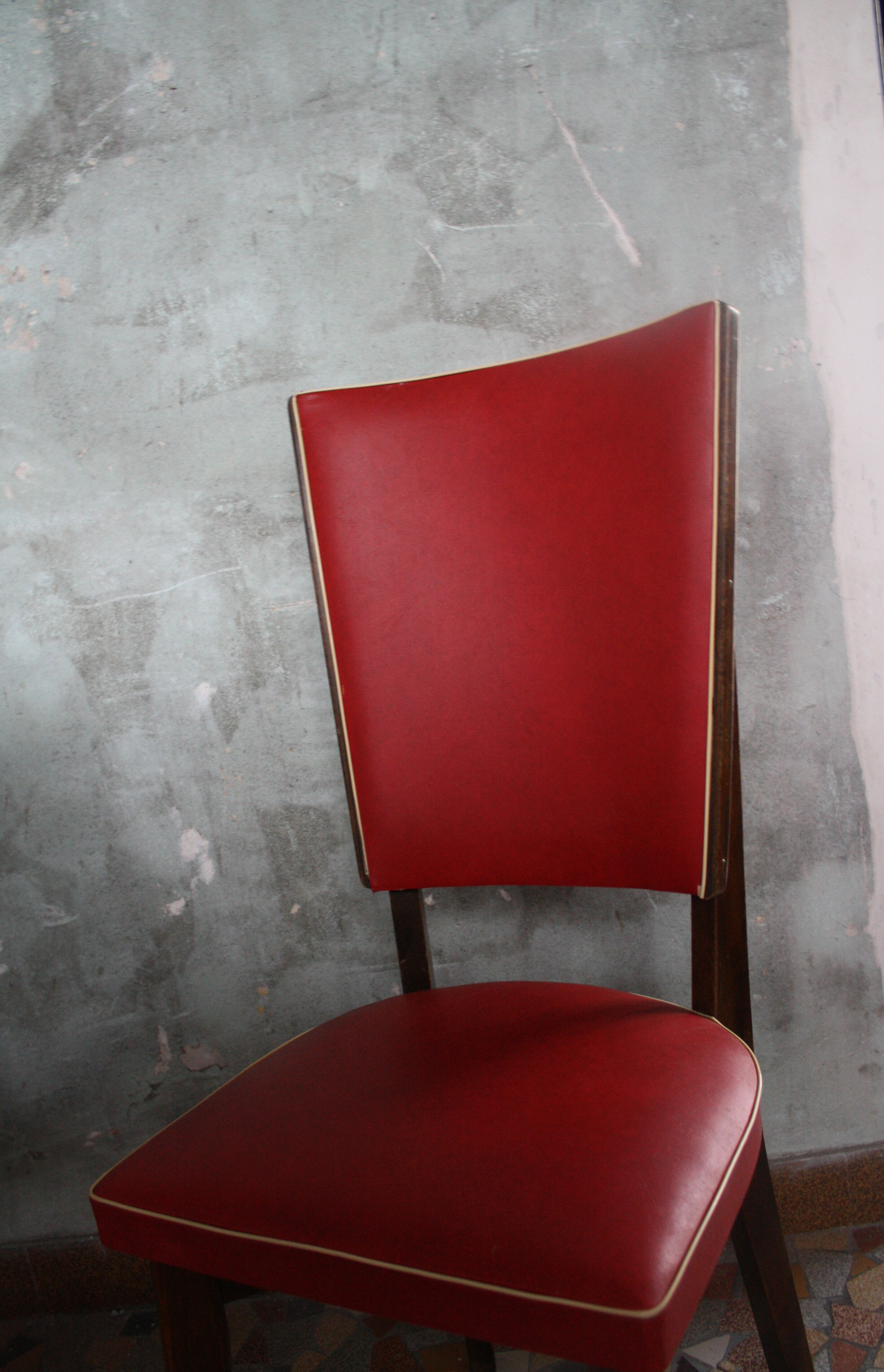 Lot of 8 vintage wooden chairs and red skai