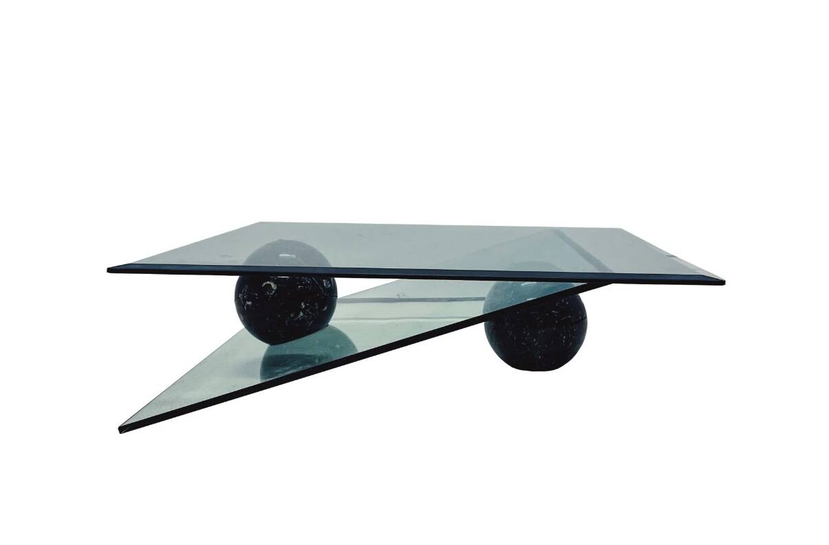 Table basse design sculptural - Marbre noir et verre style années 80