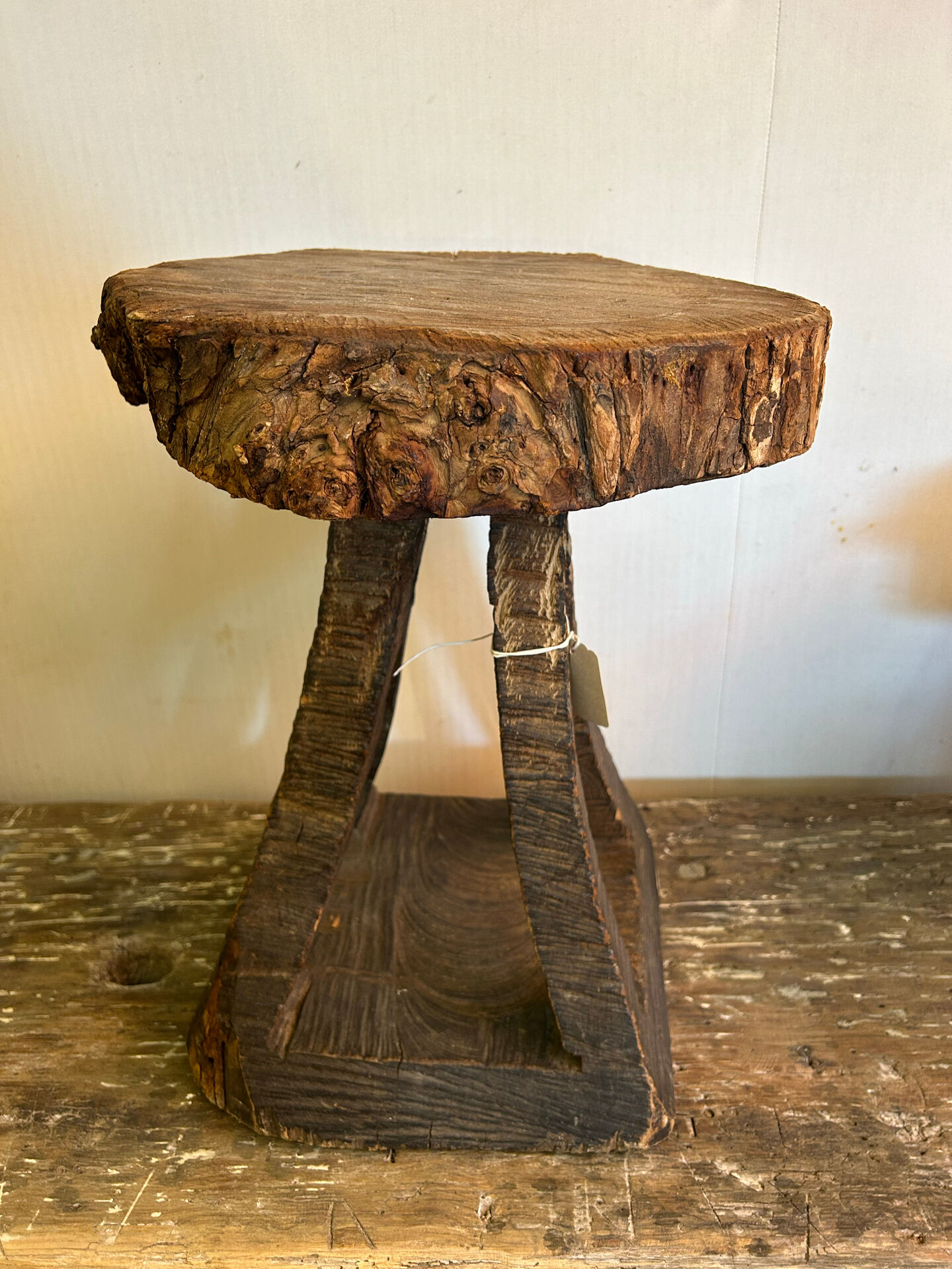 Tabouret brutaliste de chalet 