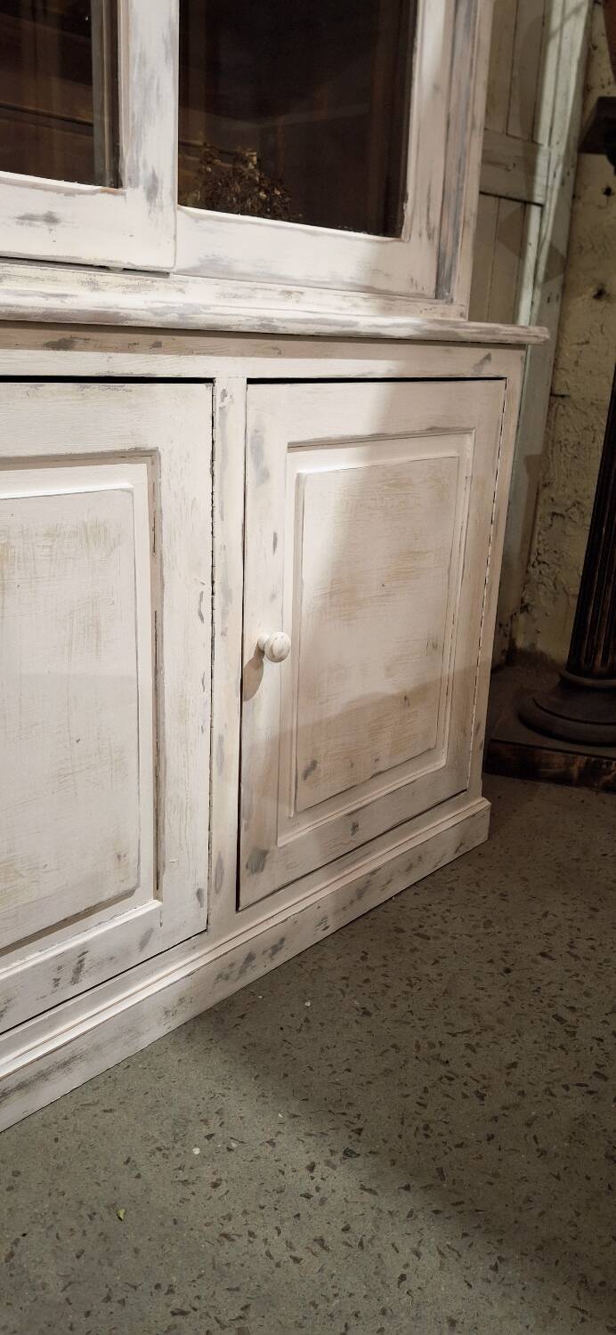 Buffet with 2 glass doors