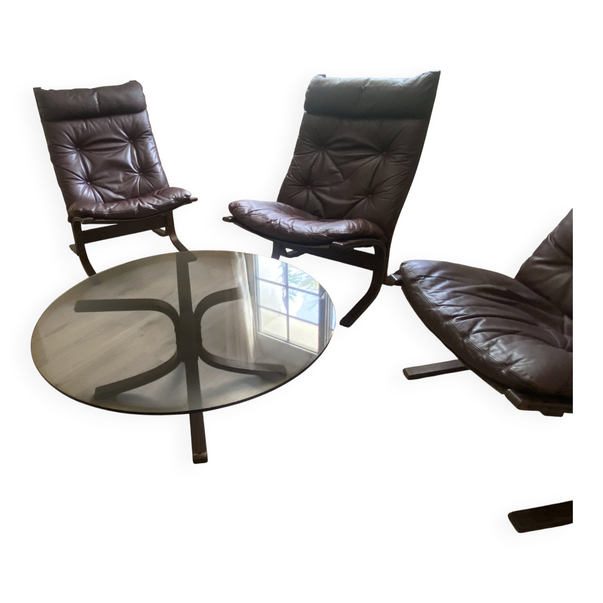 Fauteuils du designer norvégien Ingmar Relling. Petite table basse assortie
