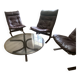 Fauteuils du designer norvégien Ingmar Relling. Petite table basse assortie