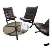 Armchairs by the Norwegian designer Ingmar Relling. Matching coffee table.