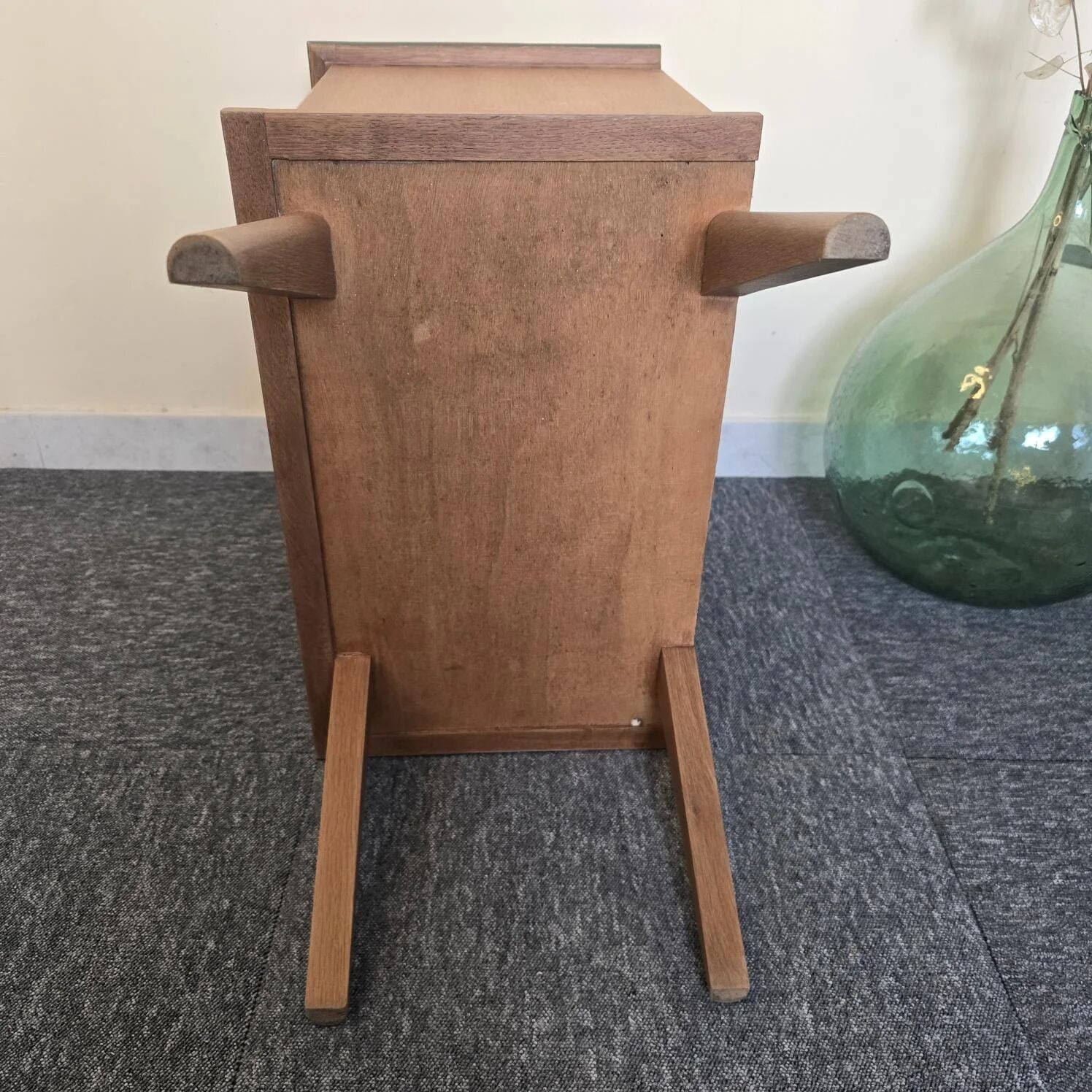 Renovated vintage bedside table in wood, with tapered legs – Matt green & gold background