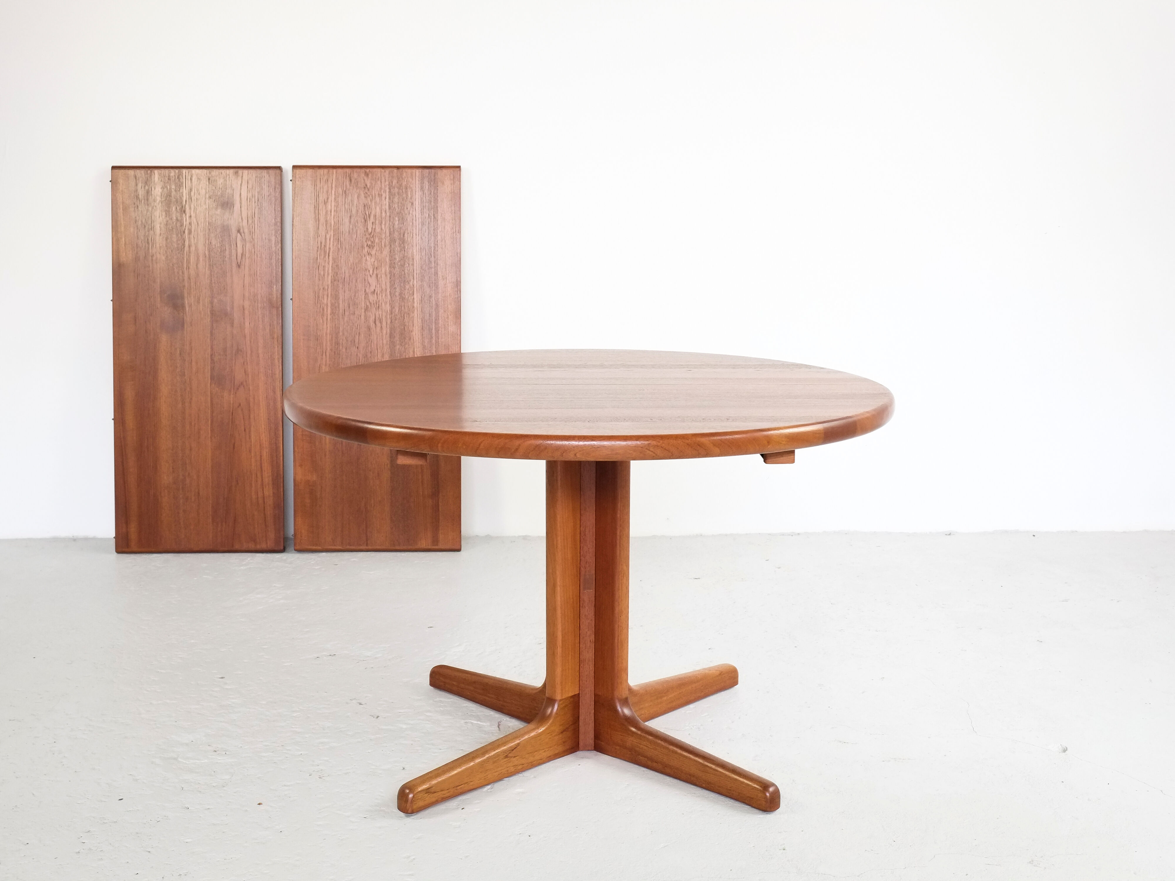 Danish round dining table in teak 1960s