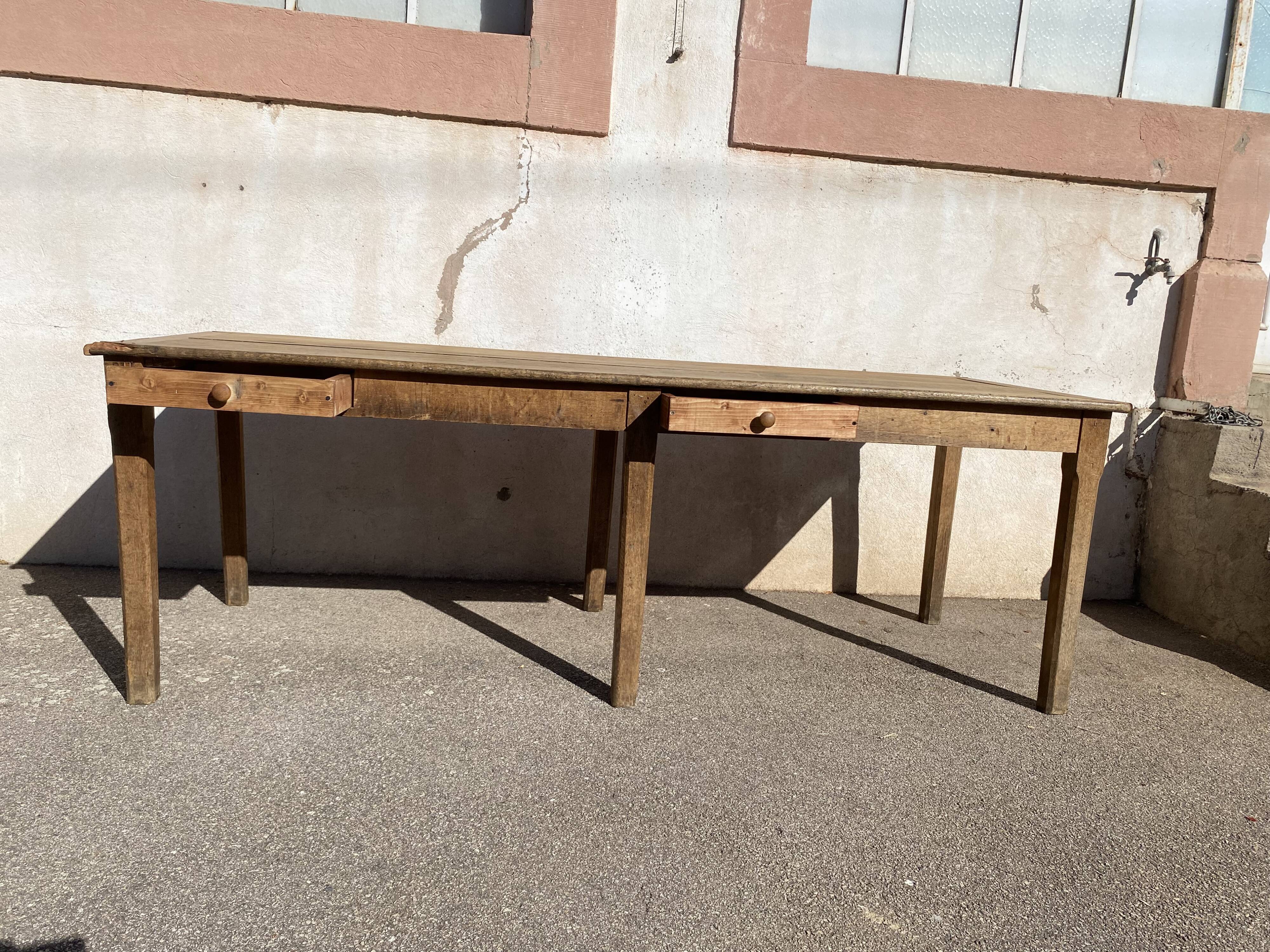 Table with 6 legs, furniture of trade