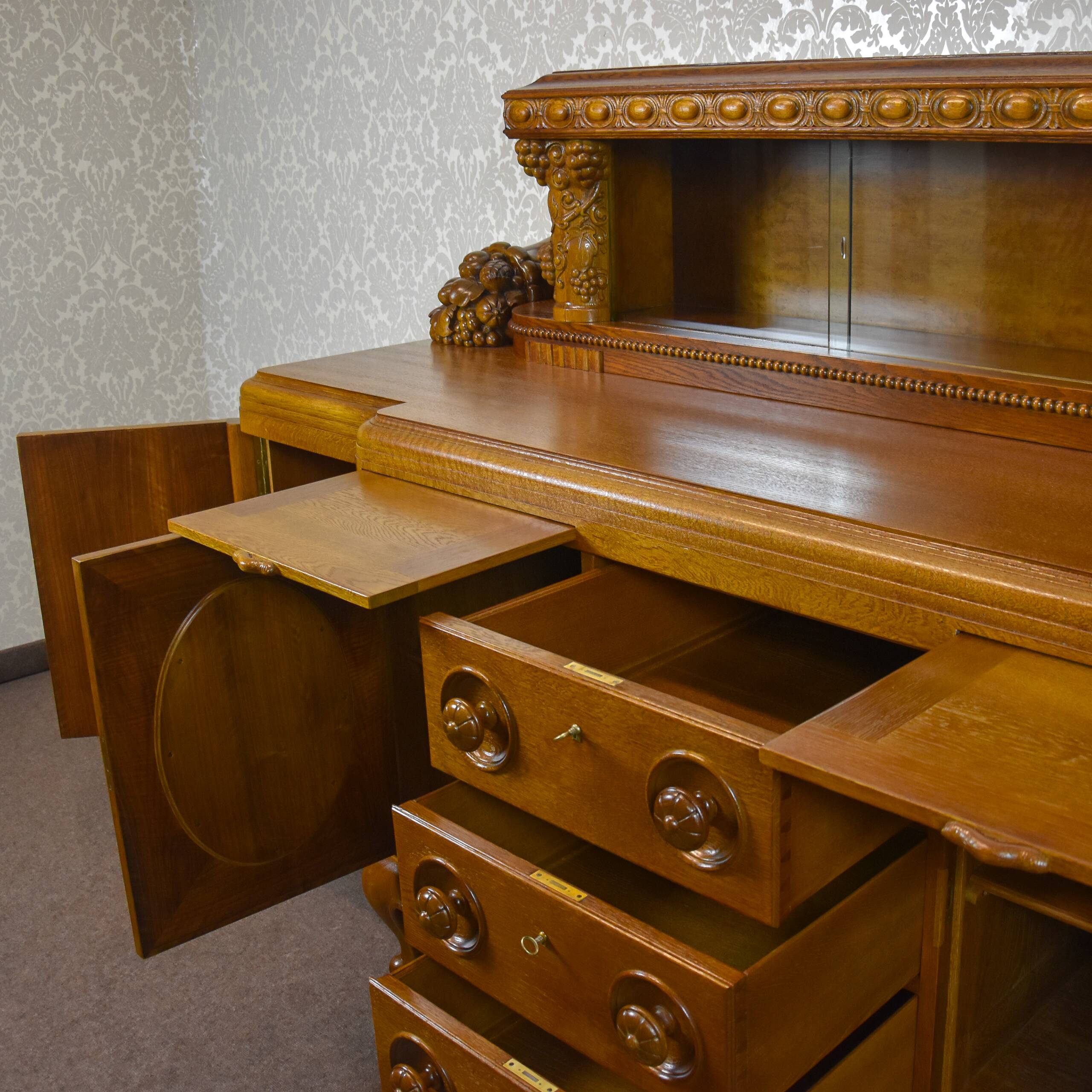 Large two-body oak sideboard 1920-1939