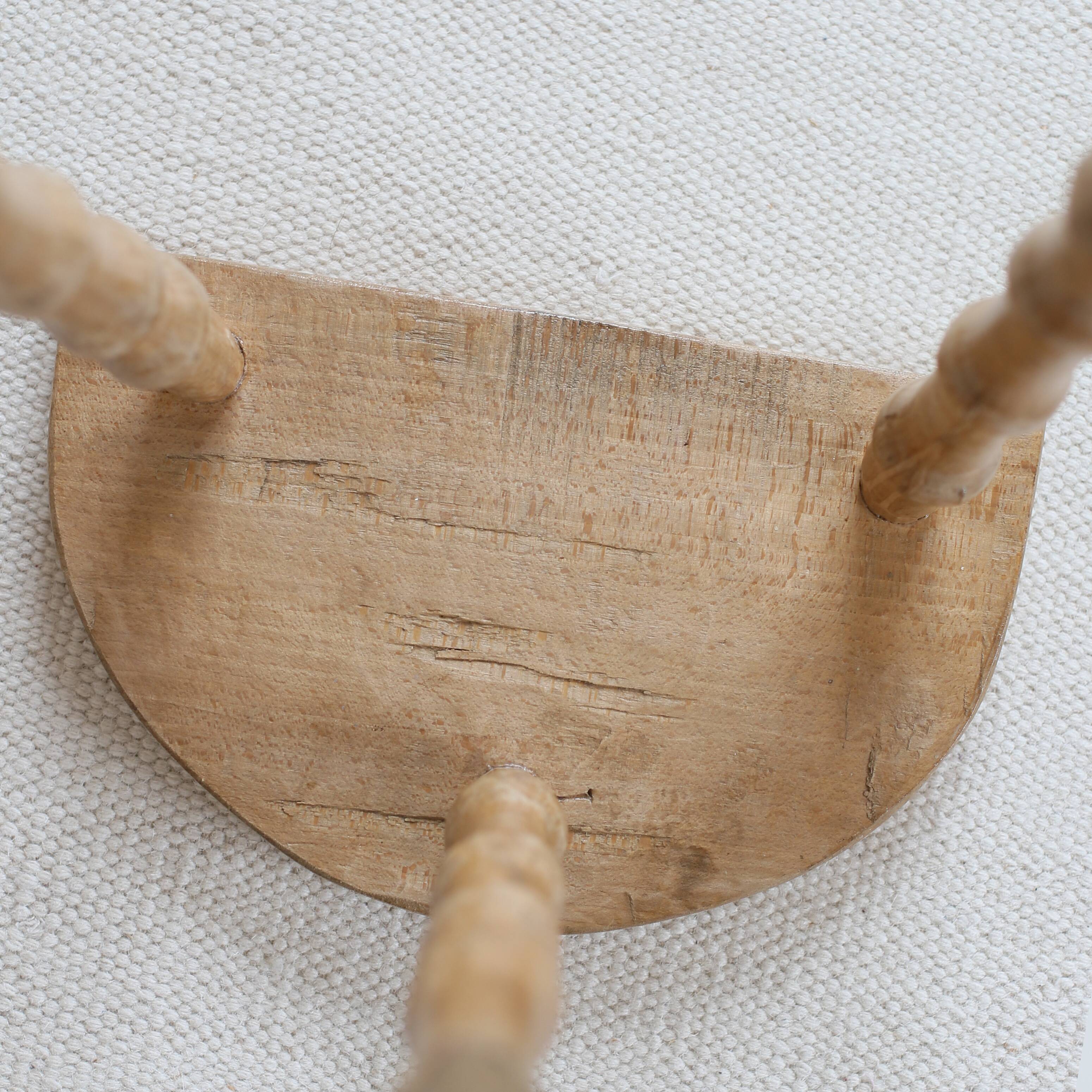 Tabouret tripode en bois clair
